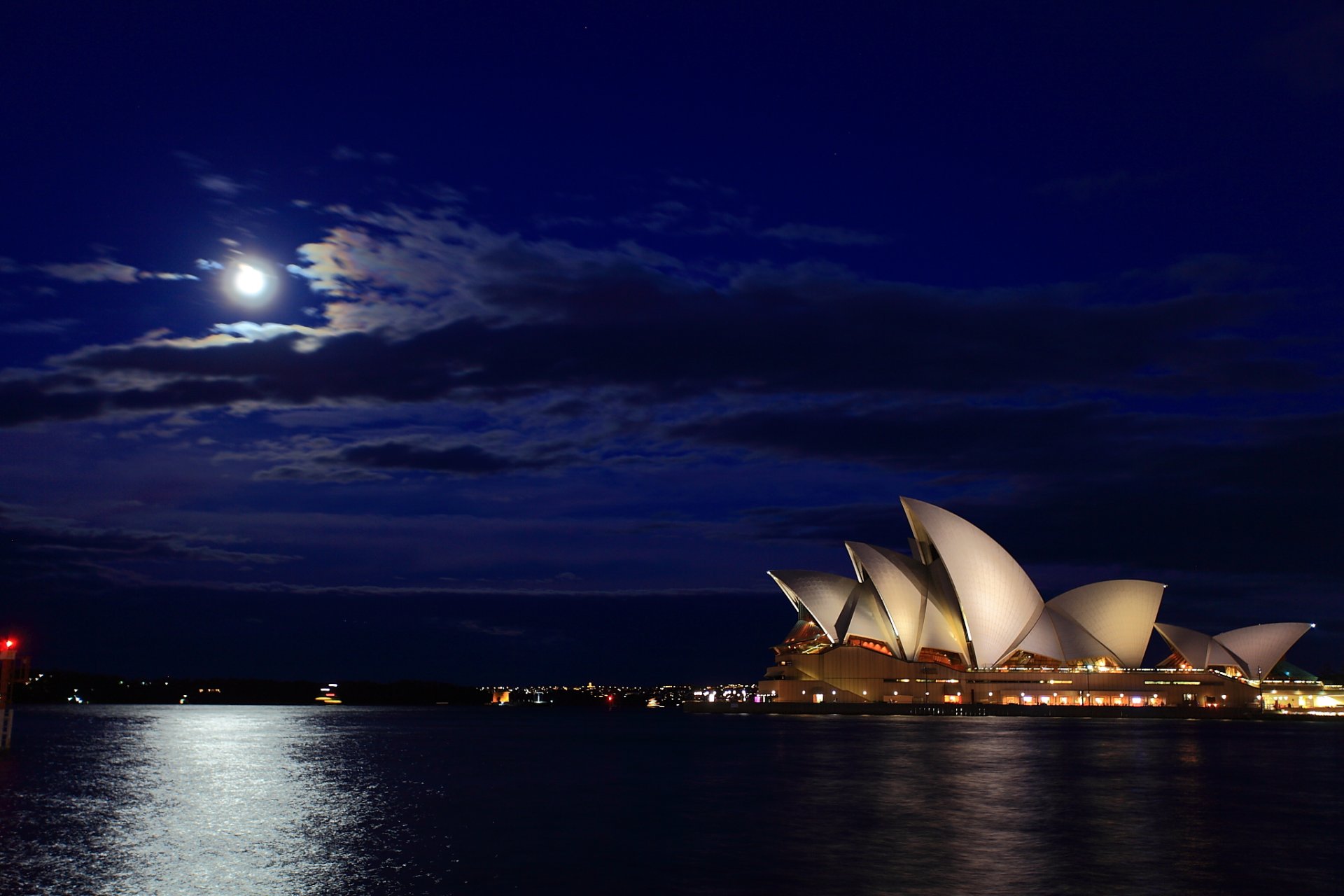 opera harbour bridge sydney australia noc księżyc ścieżka morze