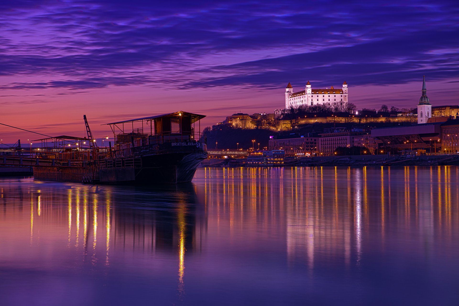 slowakei bratislava stadt hauptstadt nacht architektur hintergrundbeleuchtung lichter fluss donau flieder lila himmel wolken reflexion