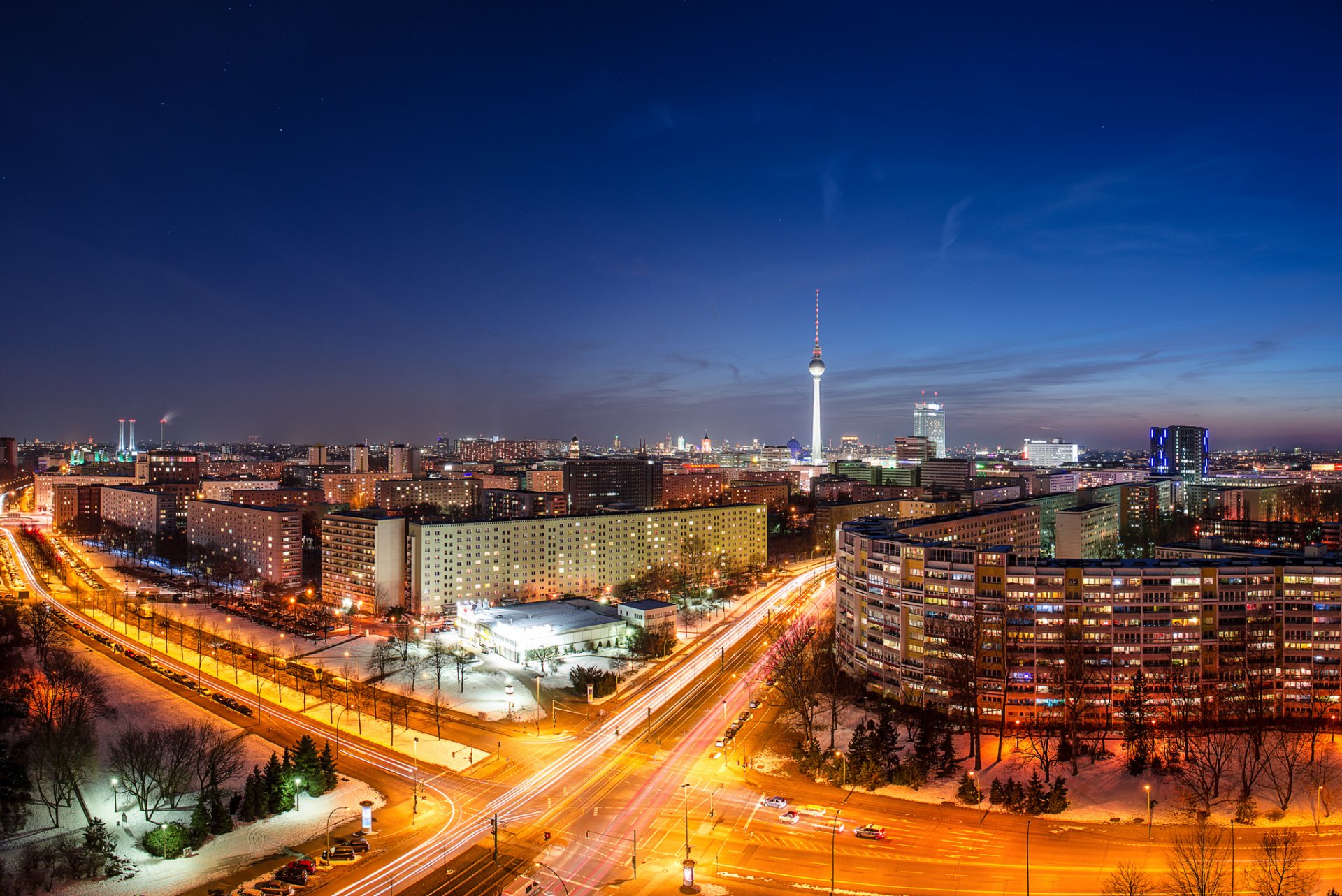 berlin hauptstadt deutschland stadt panorama nacht häuser gebäude fernsehturm straße belichtung lichter autos