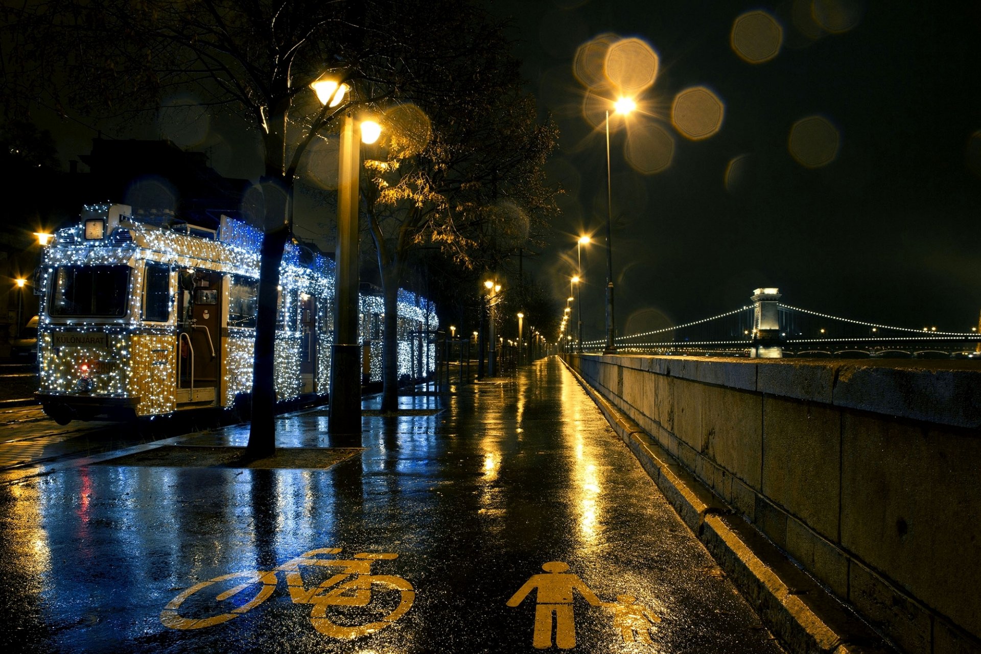 budapest ungheria magyarország széchenyi lánchíd ponte delle catene széchenyi città notte tram ghirlande strada asfalto fiume danubio illuminazione lanterne