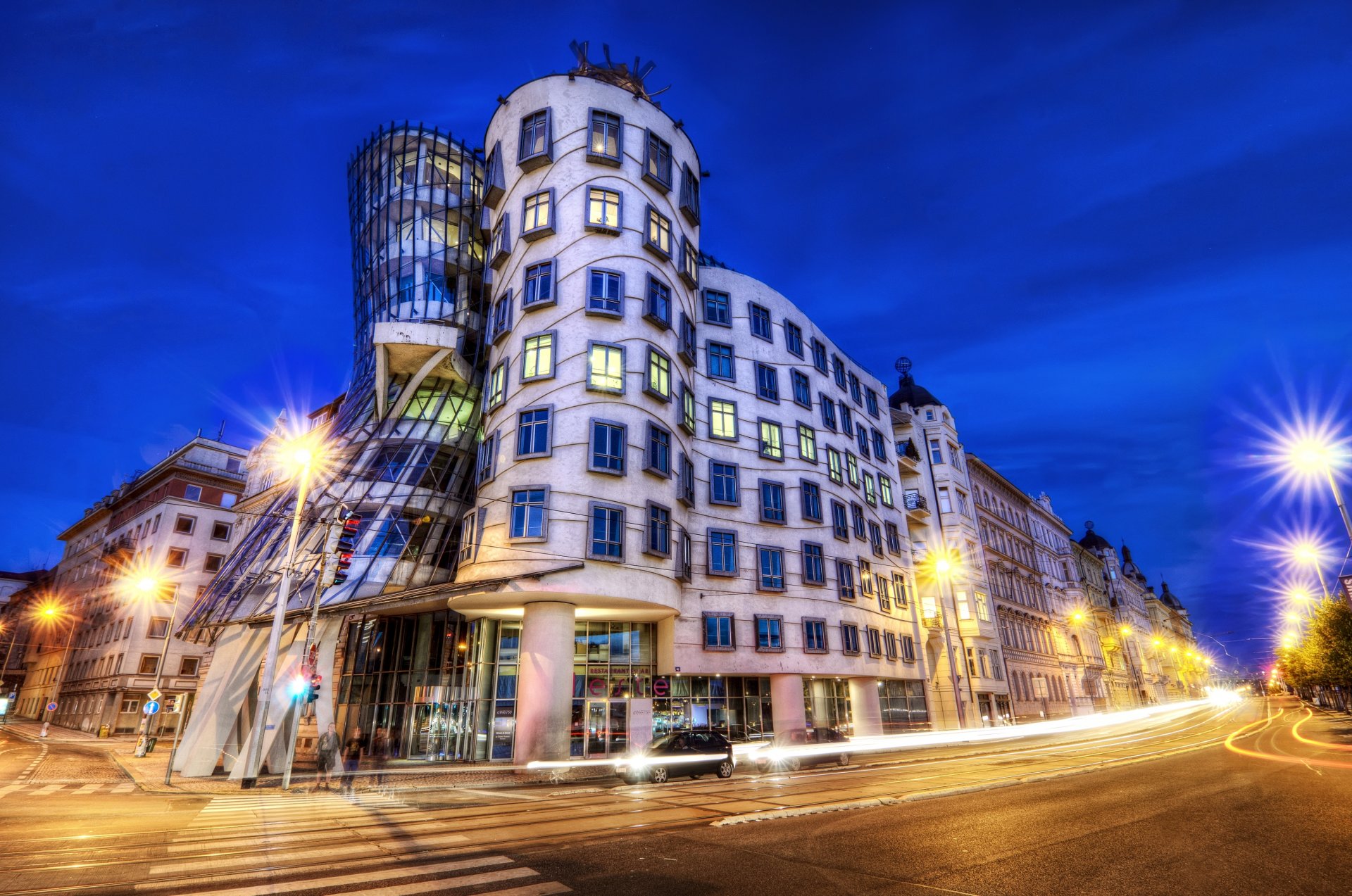 praga česká republika ceco ceco repubblica repubblica ceca città tančící dům casa danzante architettura costruzione notte strada pedone automobili esposizione luci lanterne