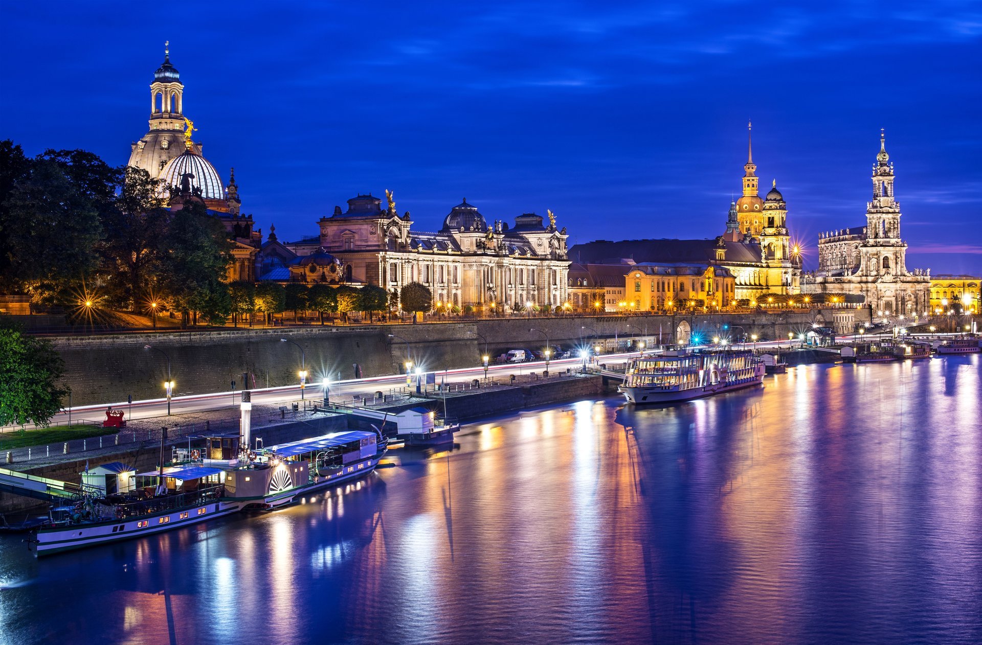 niemcy drezno altstadt miasto noc światła rzeka łaba woda odbicie światło budynki architektura przystań łodzie