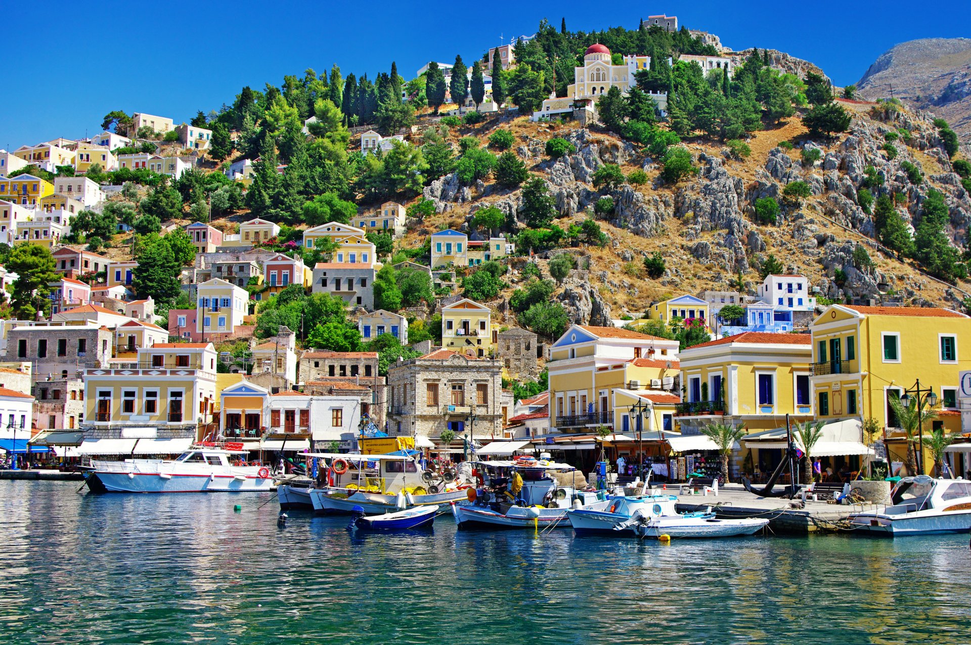 griechenland symi insel ägäis boote küste häuser berge steine natur bäume