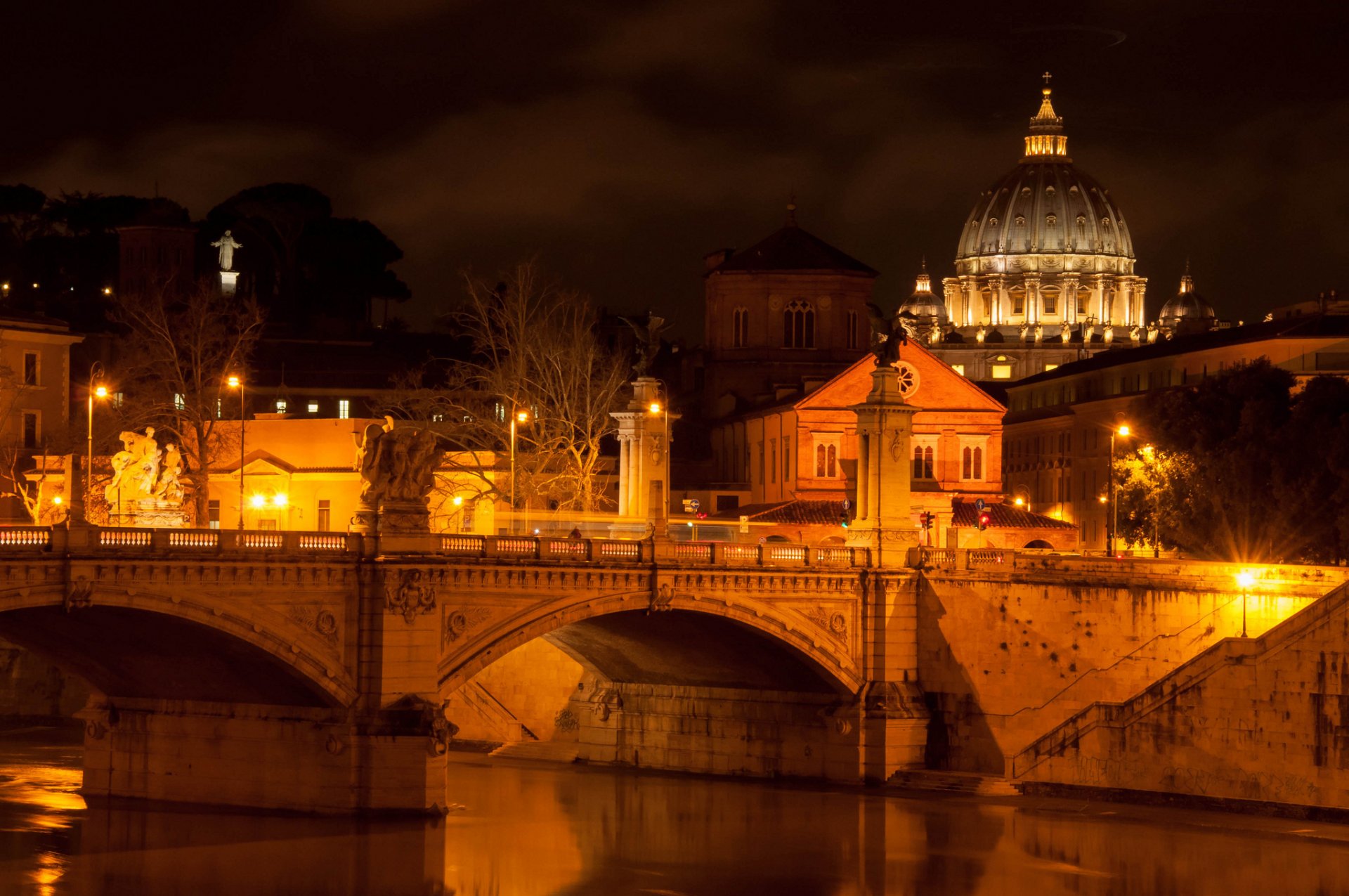 tato della città del vaticano vatican rome italie pont saint-ange pont saint-ange basilique saint-pierre cathédrale saint-pierre rivière tibre architecture ville nuit lumière éclairage lanternes