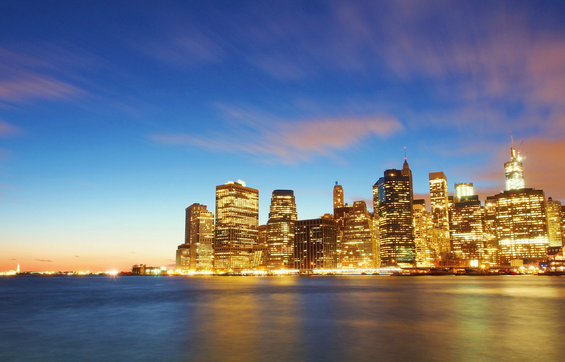 nueva york manhattan wall street distrito financiero estados unidos east river ciudad noche luces río rascacielos rascacielos edificios casas