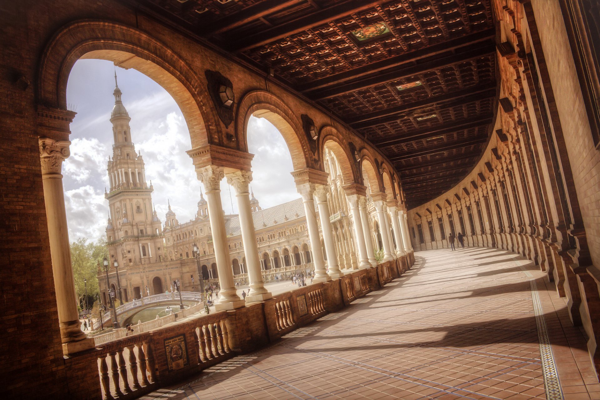 sewilla plaza de españa andalucía andaluzja hiszpania plac fontanna most kolumny ludzie