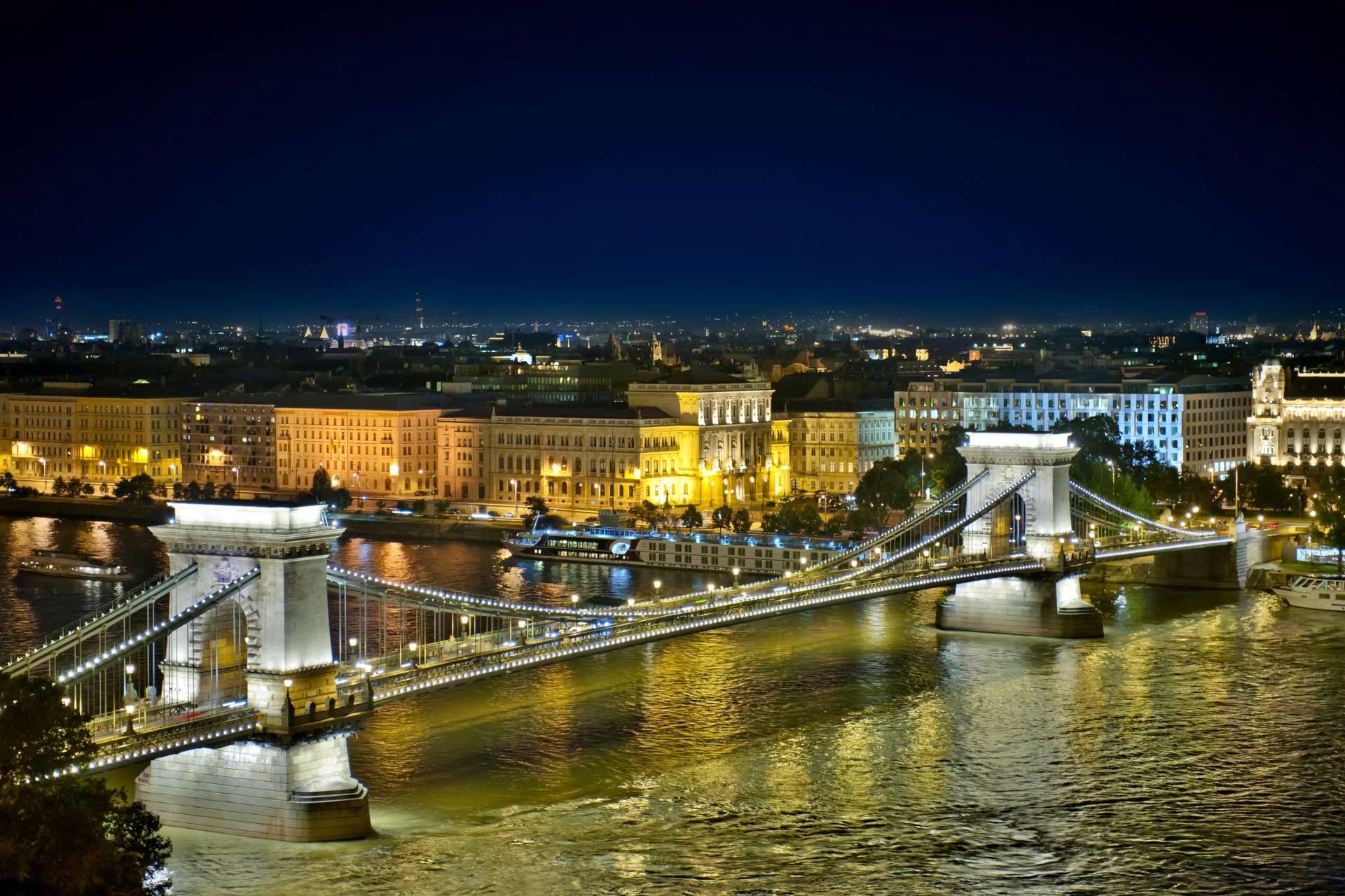 budapest ungarn kettenbrücke fluss donau stadt nacht häuser gebäude