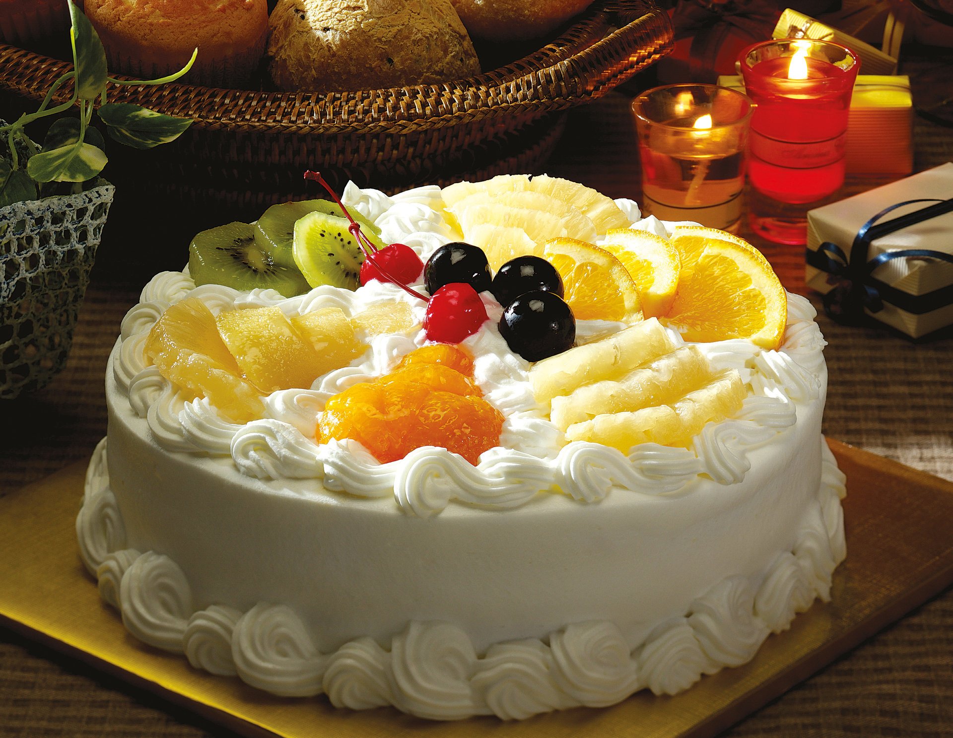 torta dessert tavola crema cesto frutta ciliegia