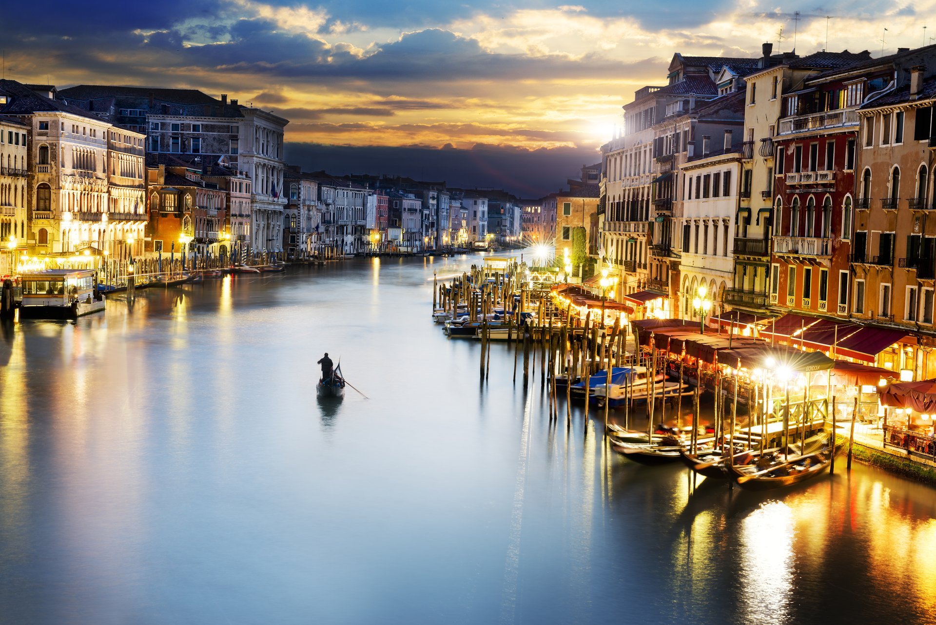 wenecja miasto włochy canal grande canal grande wieczór niebo chmury zachód słońca domy budynki morze gondole ludzie latarnie oświetlenie