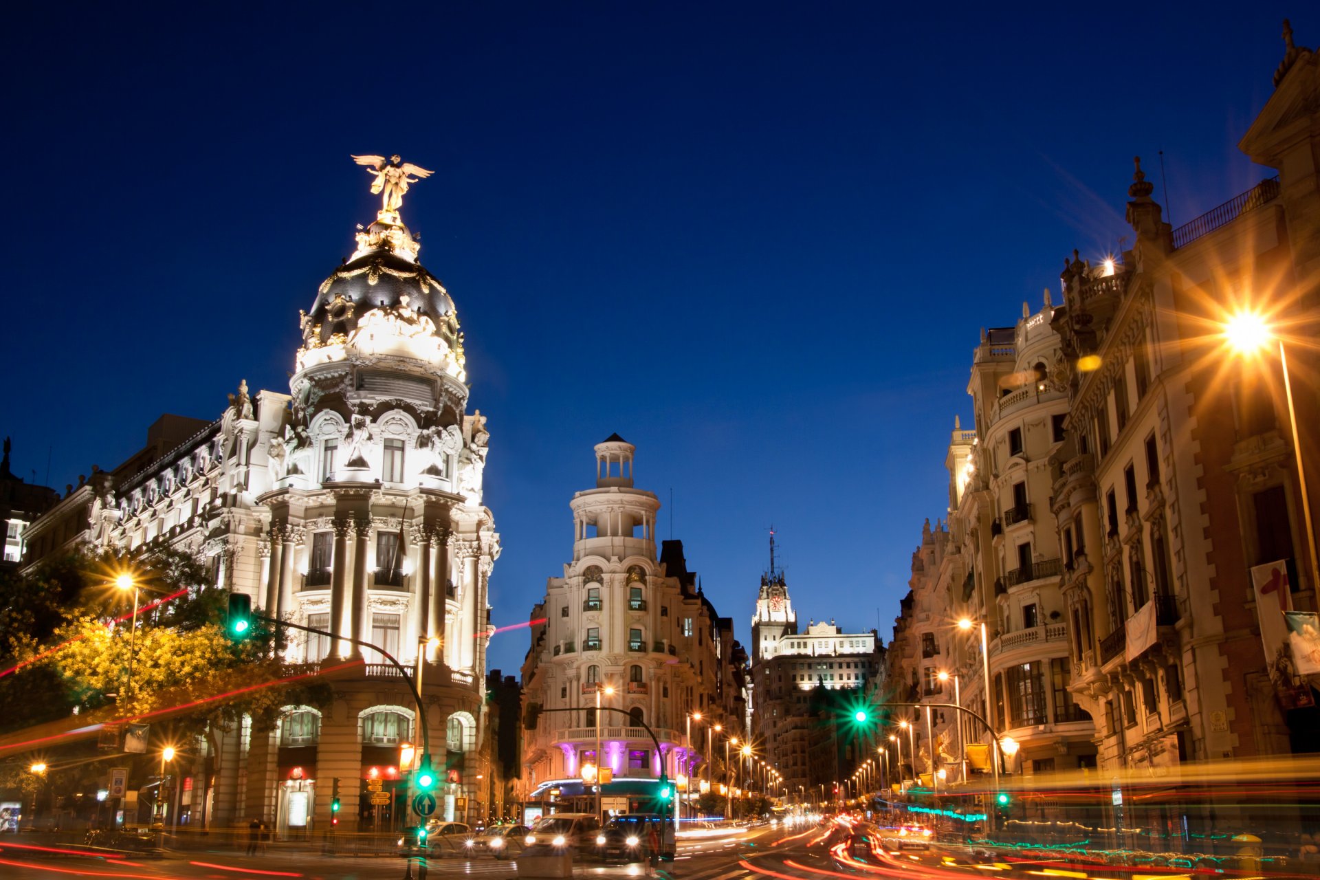 madrid españa gran vía gran vía calle ciudad noche arquitectura casas edificios carretera coches exposición semáforos luces iluminación