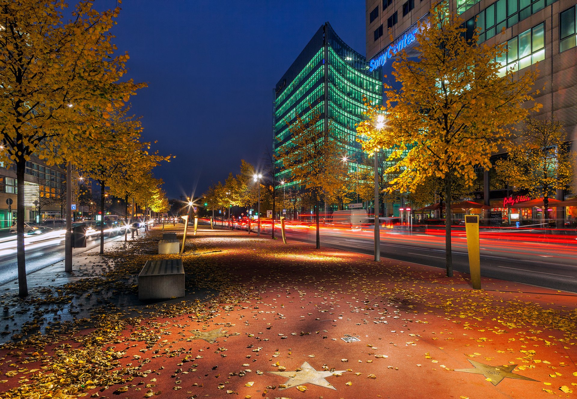 bulwar der stars potsdamer platz berlin bulwar stars niemcy miasto noc jesień liście drzewa ławki droga fragment budynki