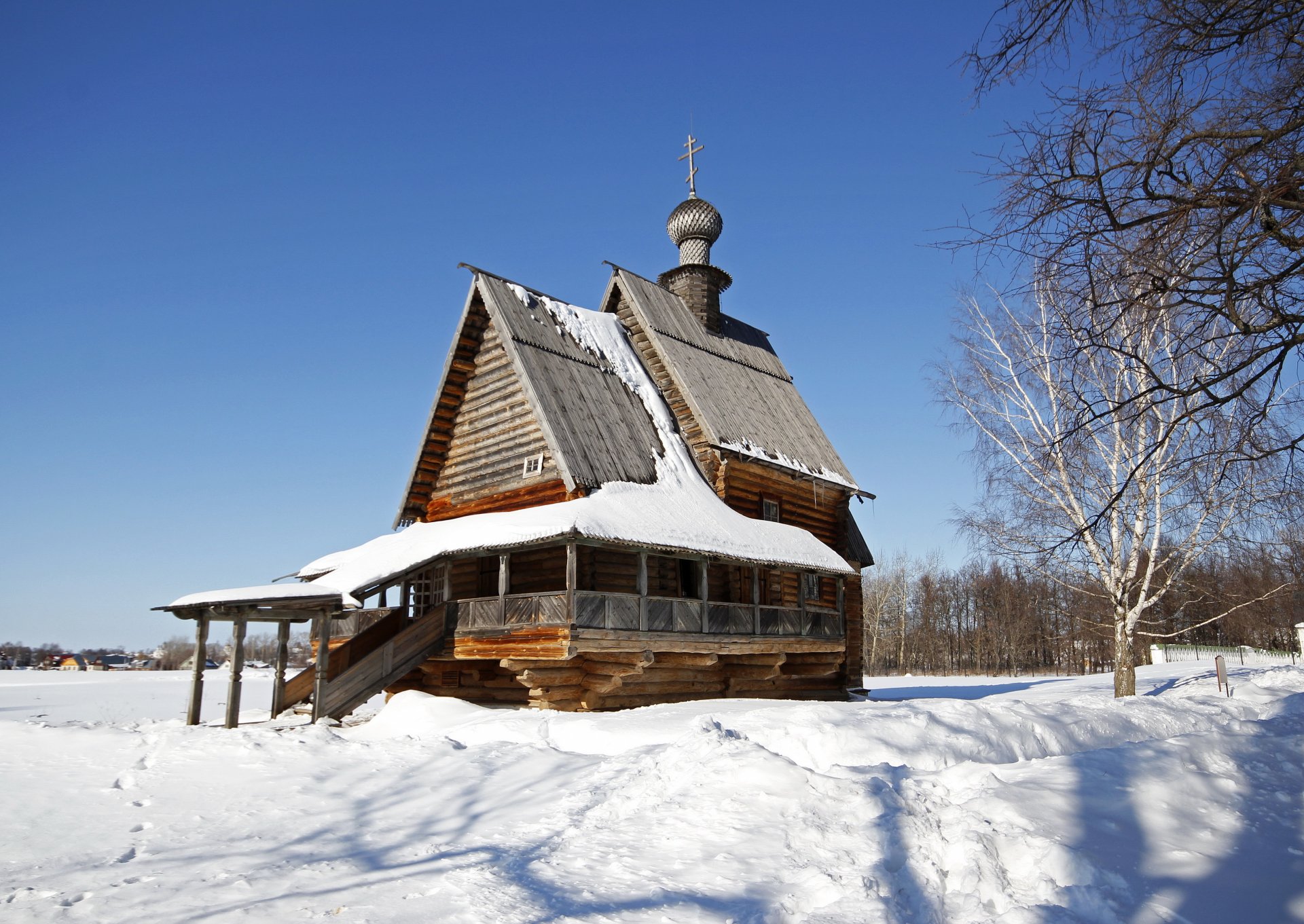 ein tempel ein kloster. kathedrale russland winter susdal nikolauskirche schnee holz stadt