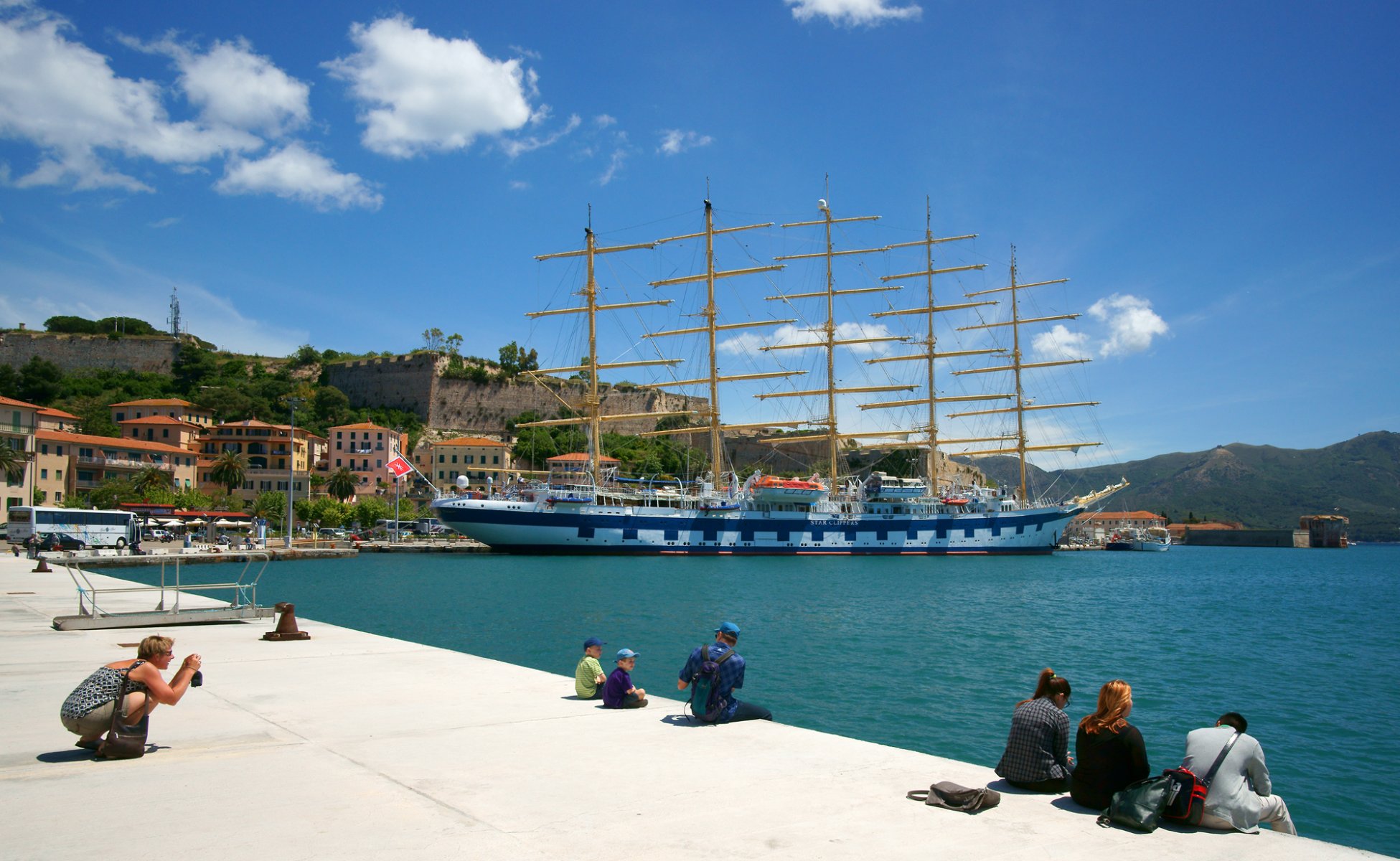 royal clipper portoferraio toskana italien insel elba hafen promenade hafen segelboot