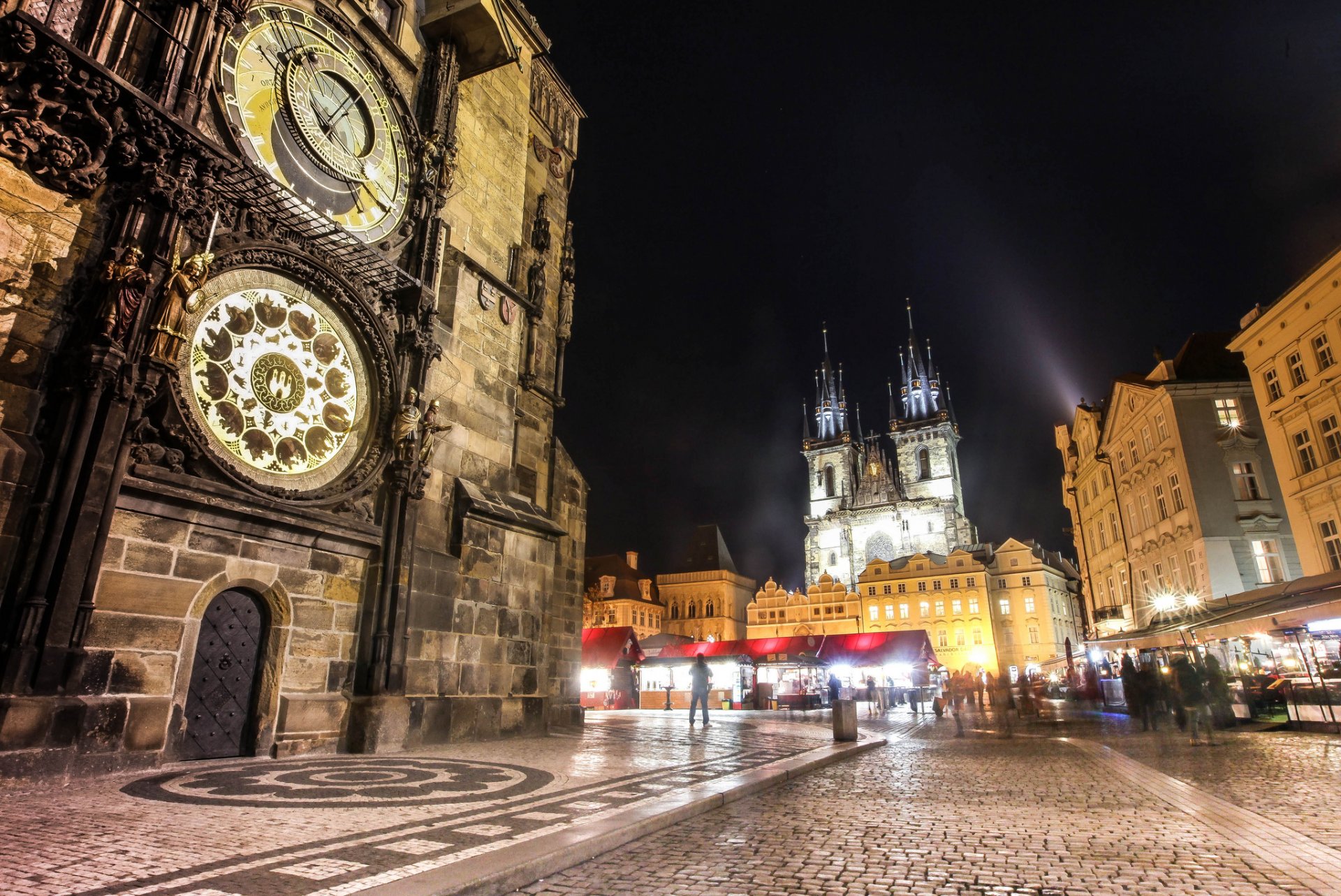 praga czechy staré město czechy stare miejsce rynek starego miasta noc miasto architektura budynki zegar oświetlenie ludzie