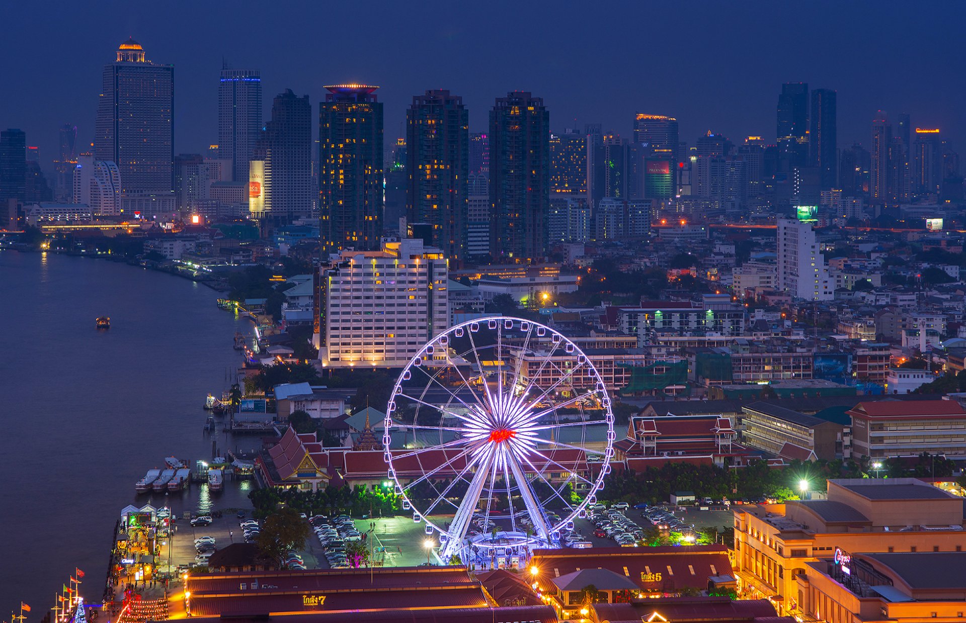 thaïlande bangkok capitale métropole ville de nuit gratte-ciel rivière maisons bâtiments grande roue lumières éclairage rétro-éclairage panorama vue