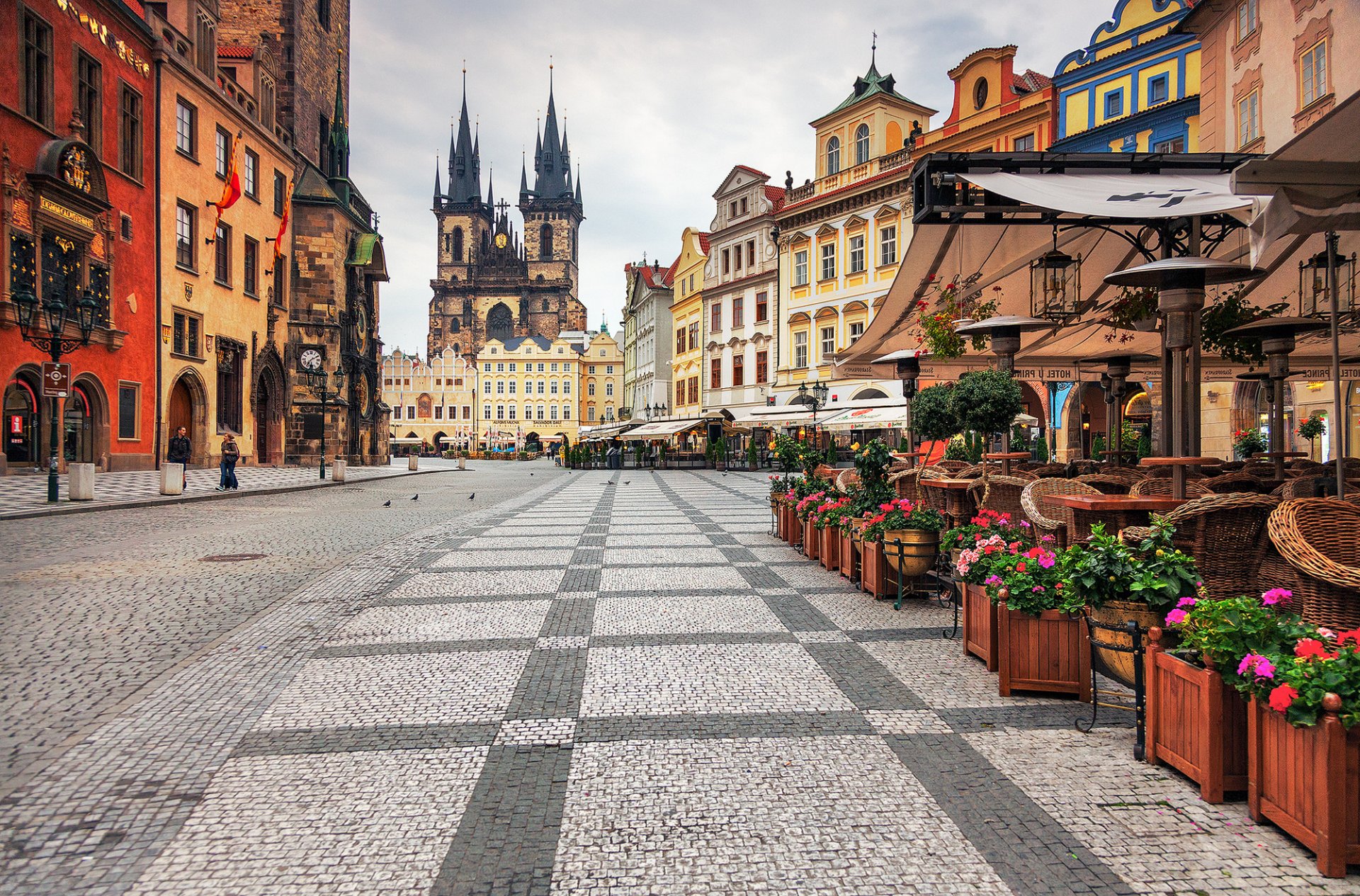 prag tschechisch tschechische republik česká republika tschechische republik stadt staré město staré město staroměstské náměstí altstädter ring týnský chrám tyn-tempel platz architektur gebäude café