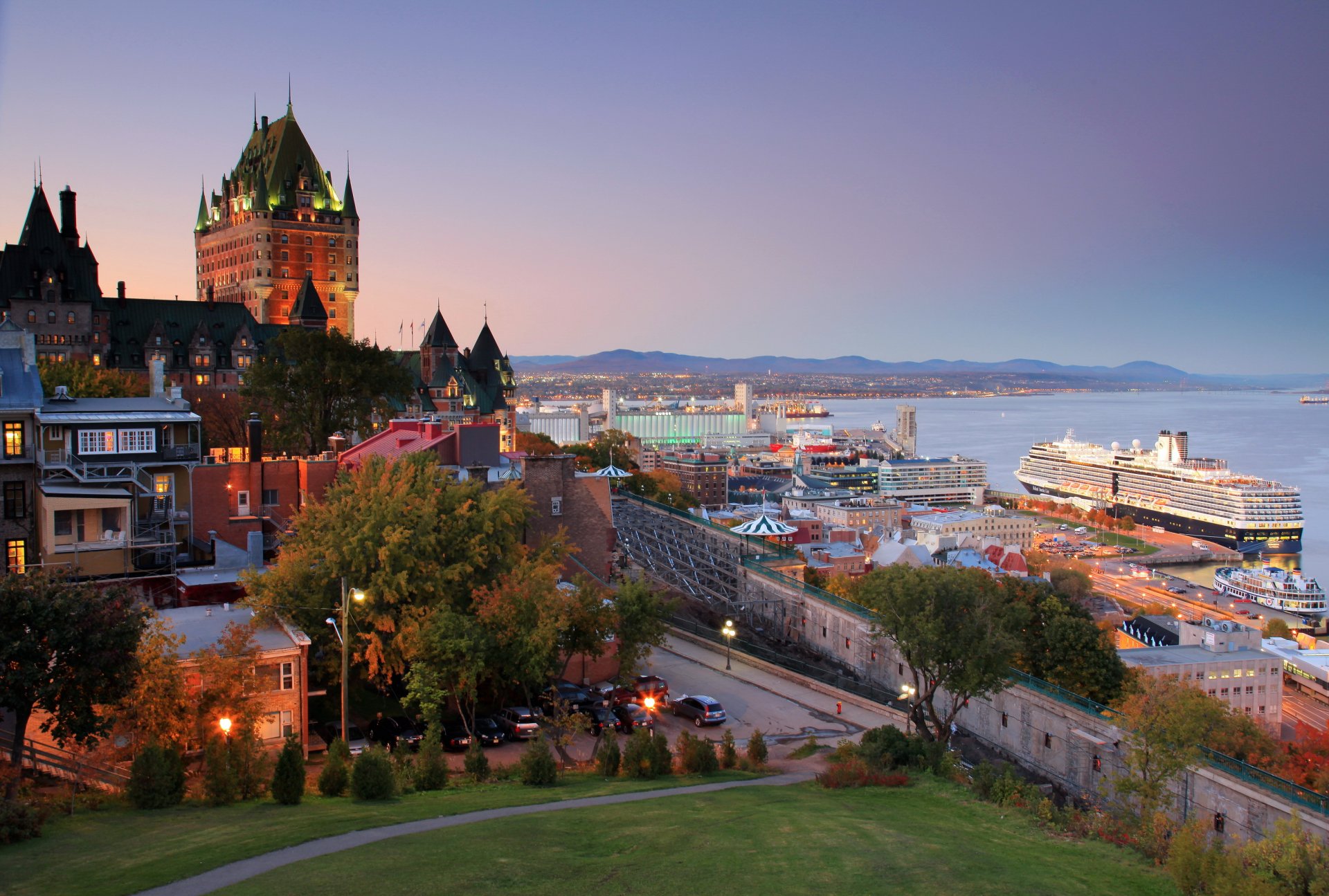 ciudad de canadá cuebec canadá provincia quebec mar bahía castillo paseo marítimo puerto ciudad casas tarde paisaje puesta de sol crucero barco