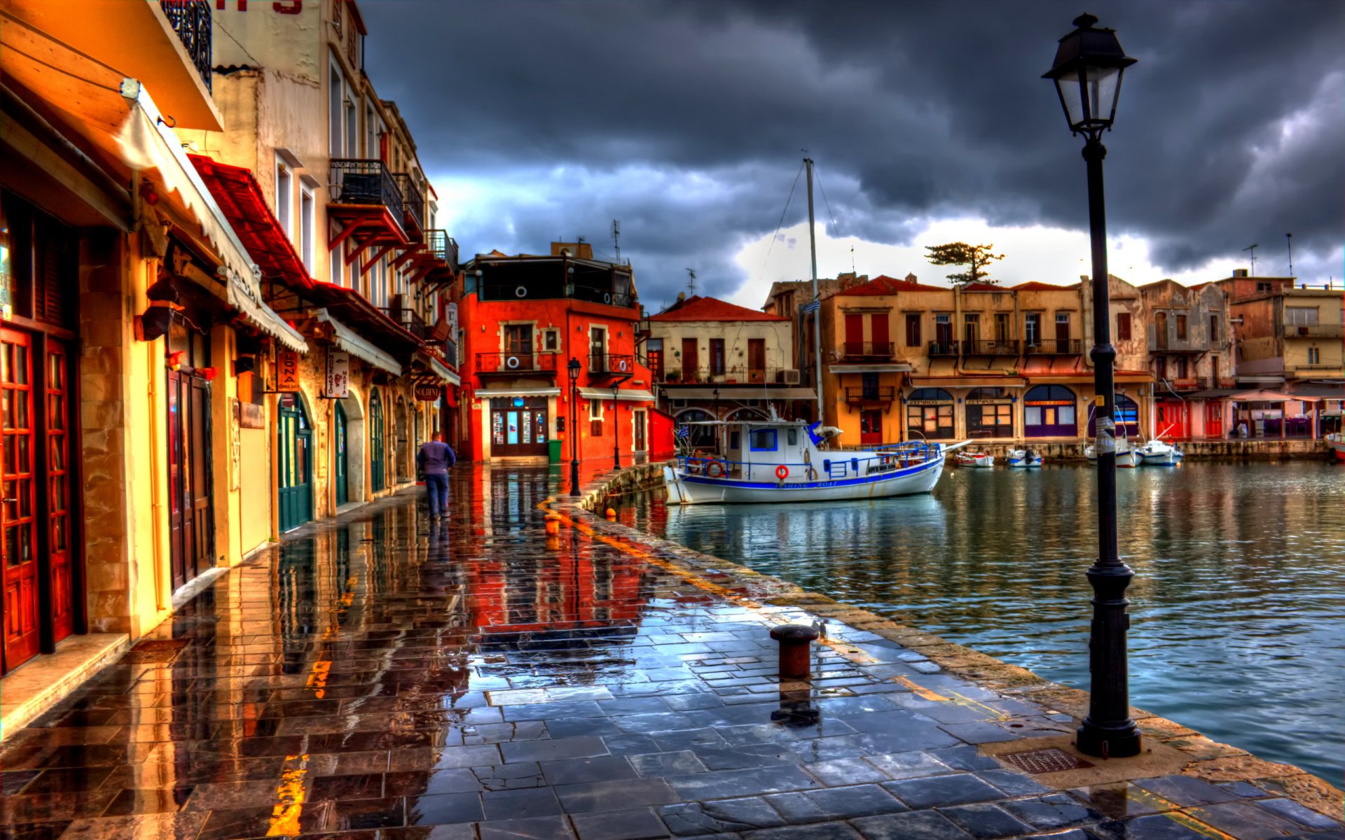 grecia paseo marítimo edificios barcos linternas