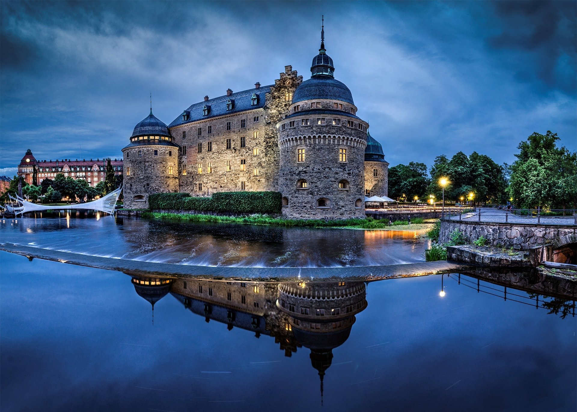 weden örebro slott örebro castle river water reflection architecture evening sky lighting