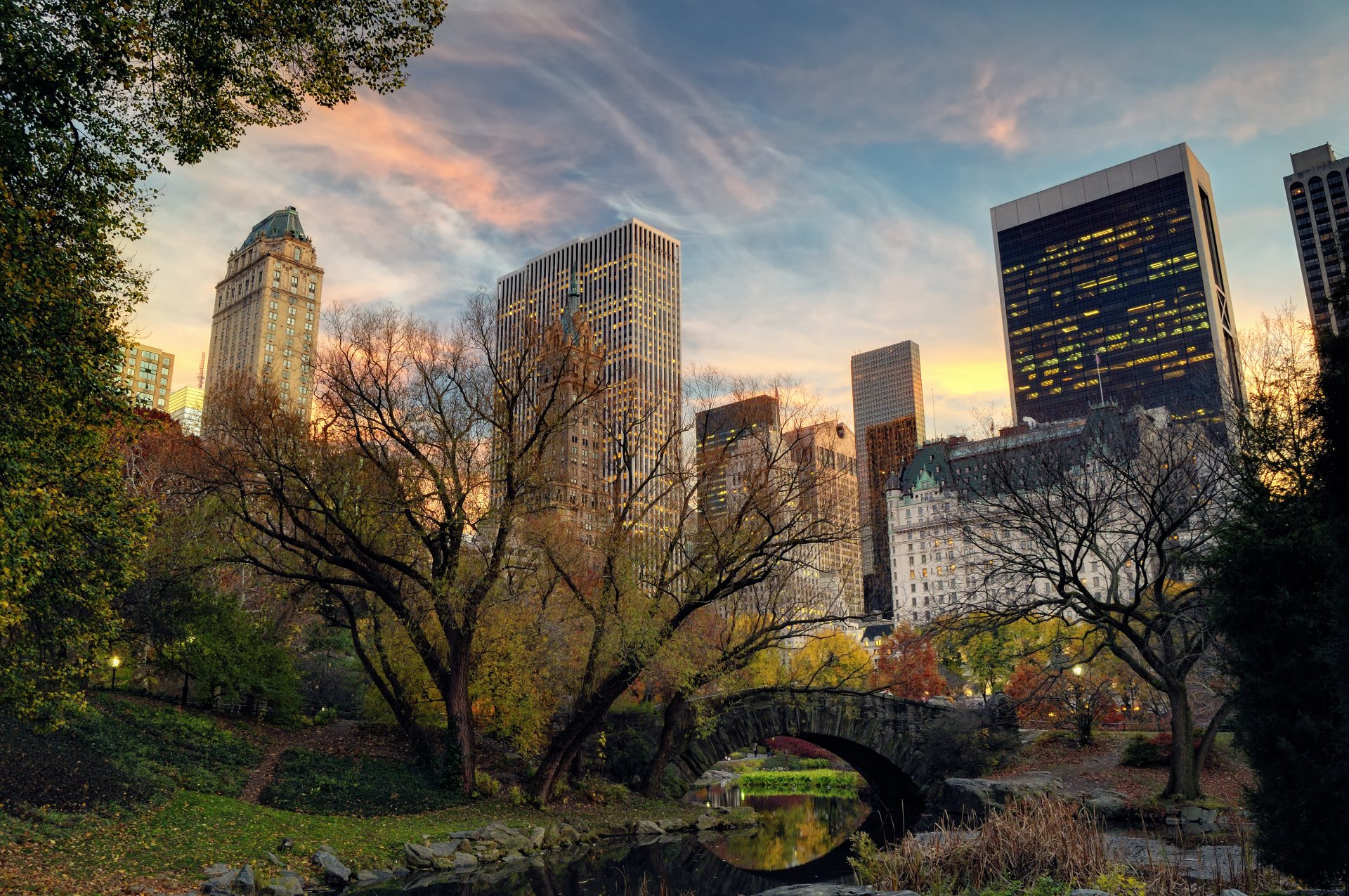 new york manhattan central park usa stadt abend natur bäume brücke fluss wolkenkratzer häuser gebäude