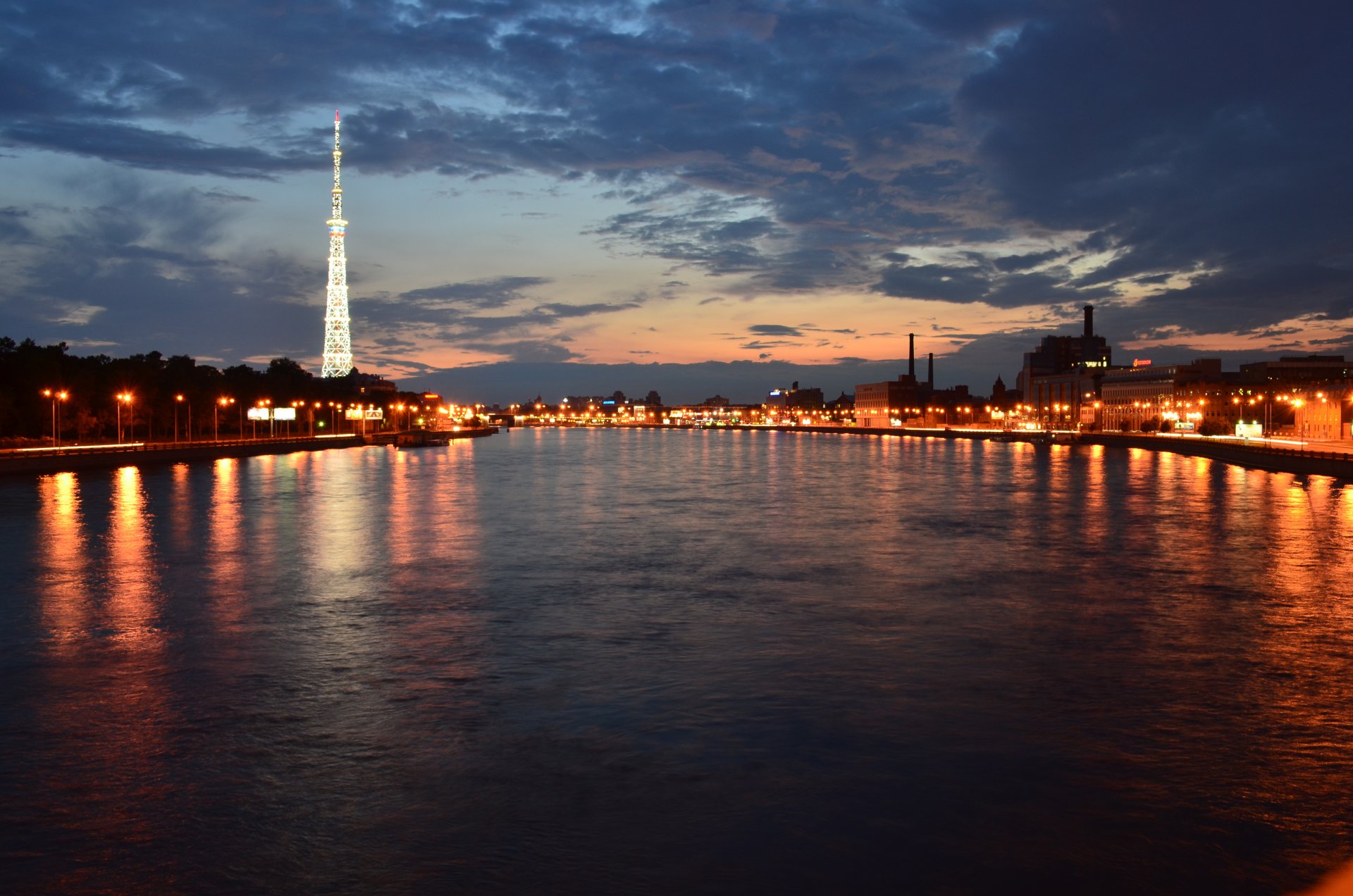 remblai nuit lumières saint-pétersbourg neva