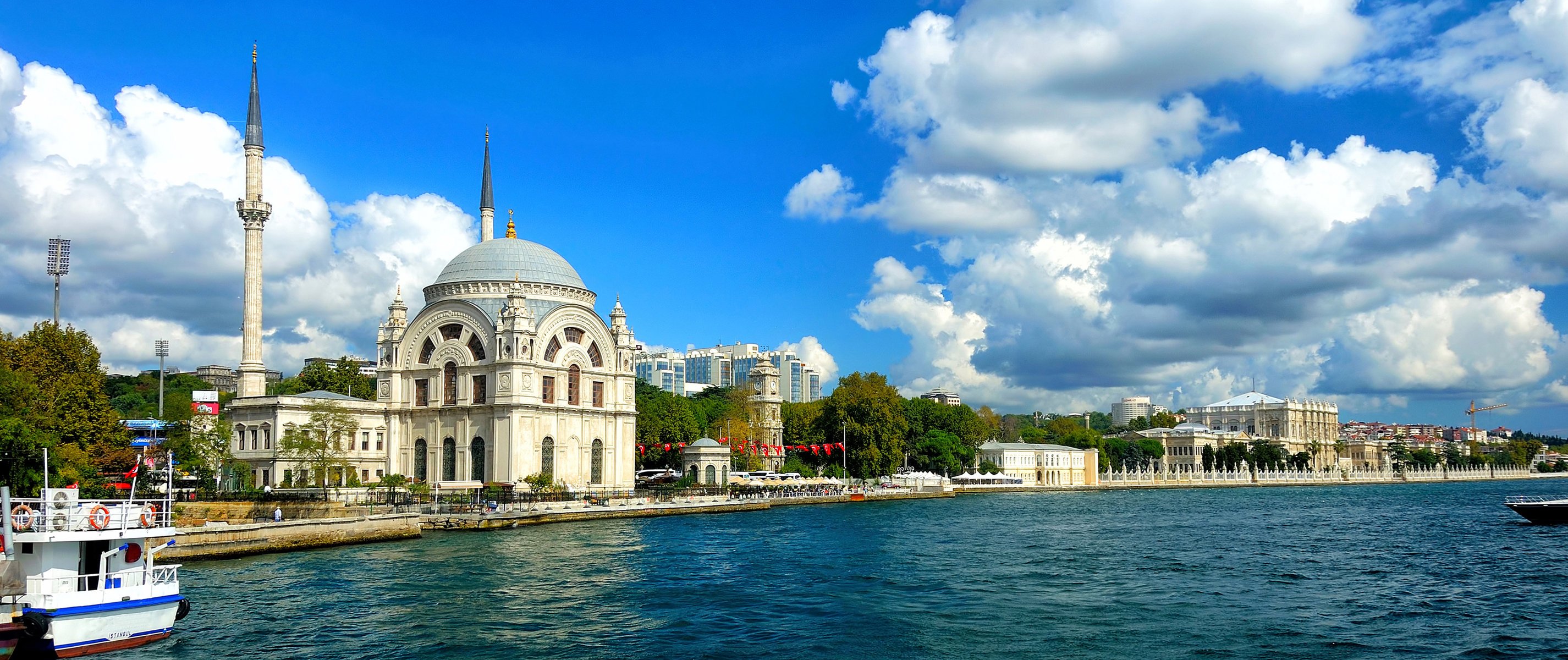 bellissimo mare del bosforo moschea dolmabahçe musulmani istanbul turchia città paesaggio natura bella vista sul mare del bosforo città edifici panorama