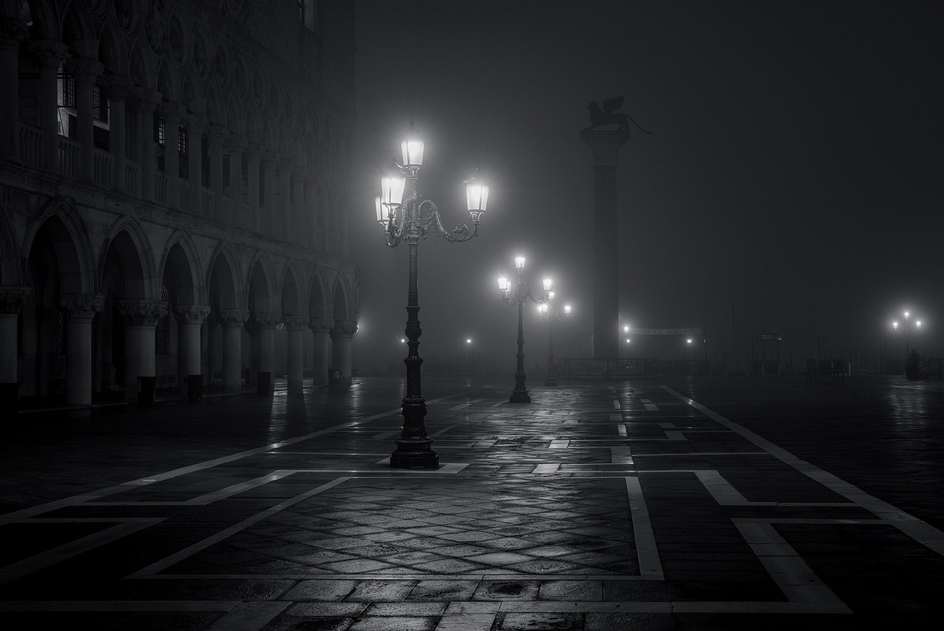 venedig italien markusplatz stadt nacht nebel lichter schwarz und weiß