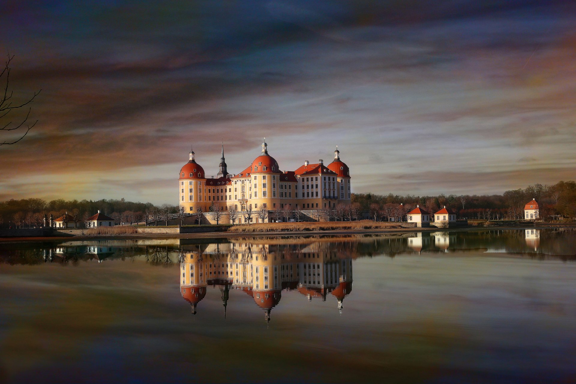 alemania moritzburg castillo estanque reflexión noche