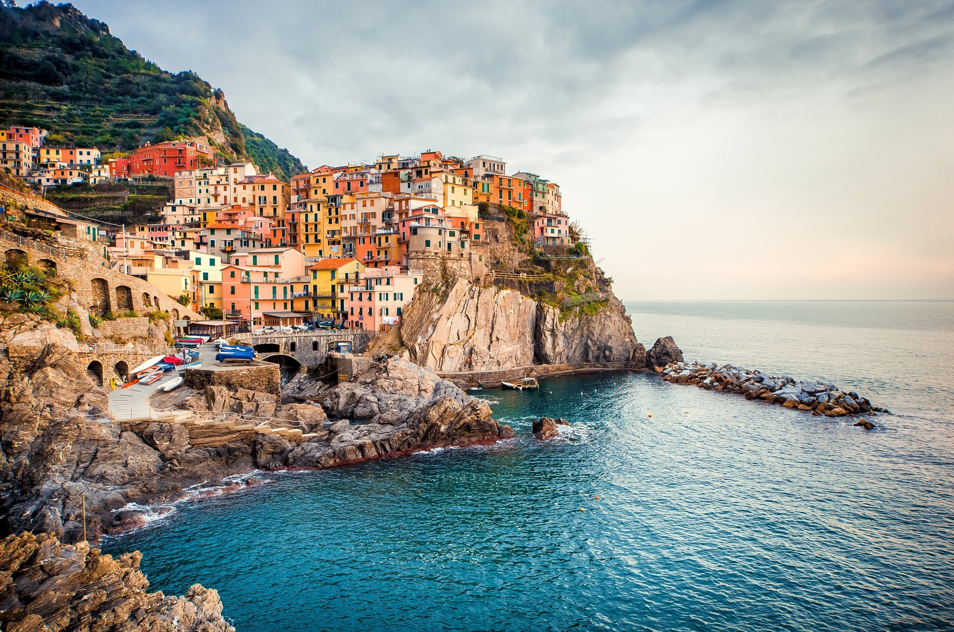 manarola prowincja della spezia prowincja cinque terre cinque terre włochy miasto domy budynki brzeg morze liguryjskie kamienie skały krajobraz