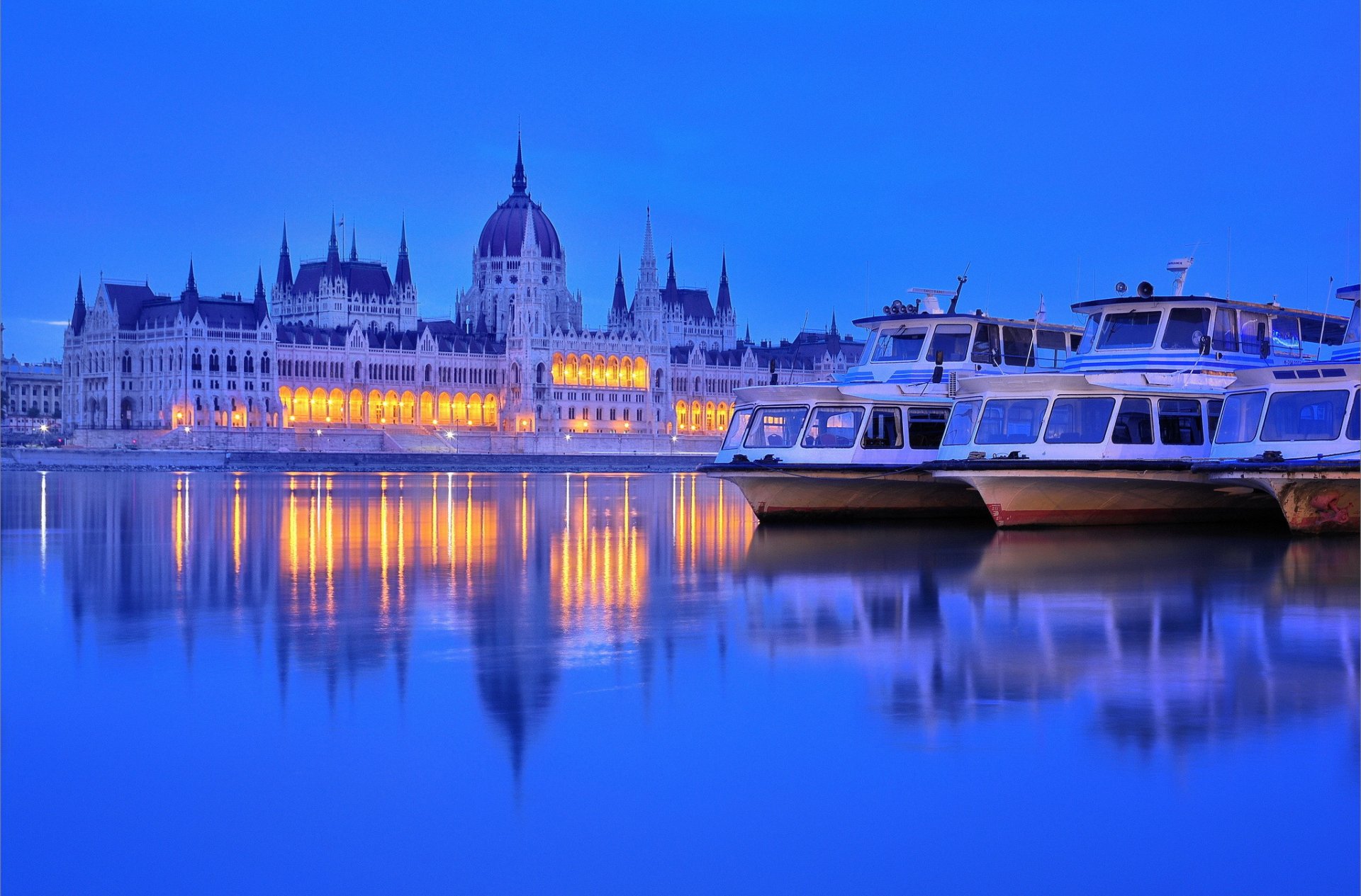 ungheria budapest fiume danubio barche sera crepuscolo parlamento luci