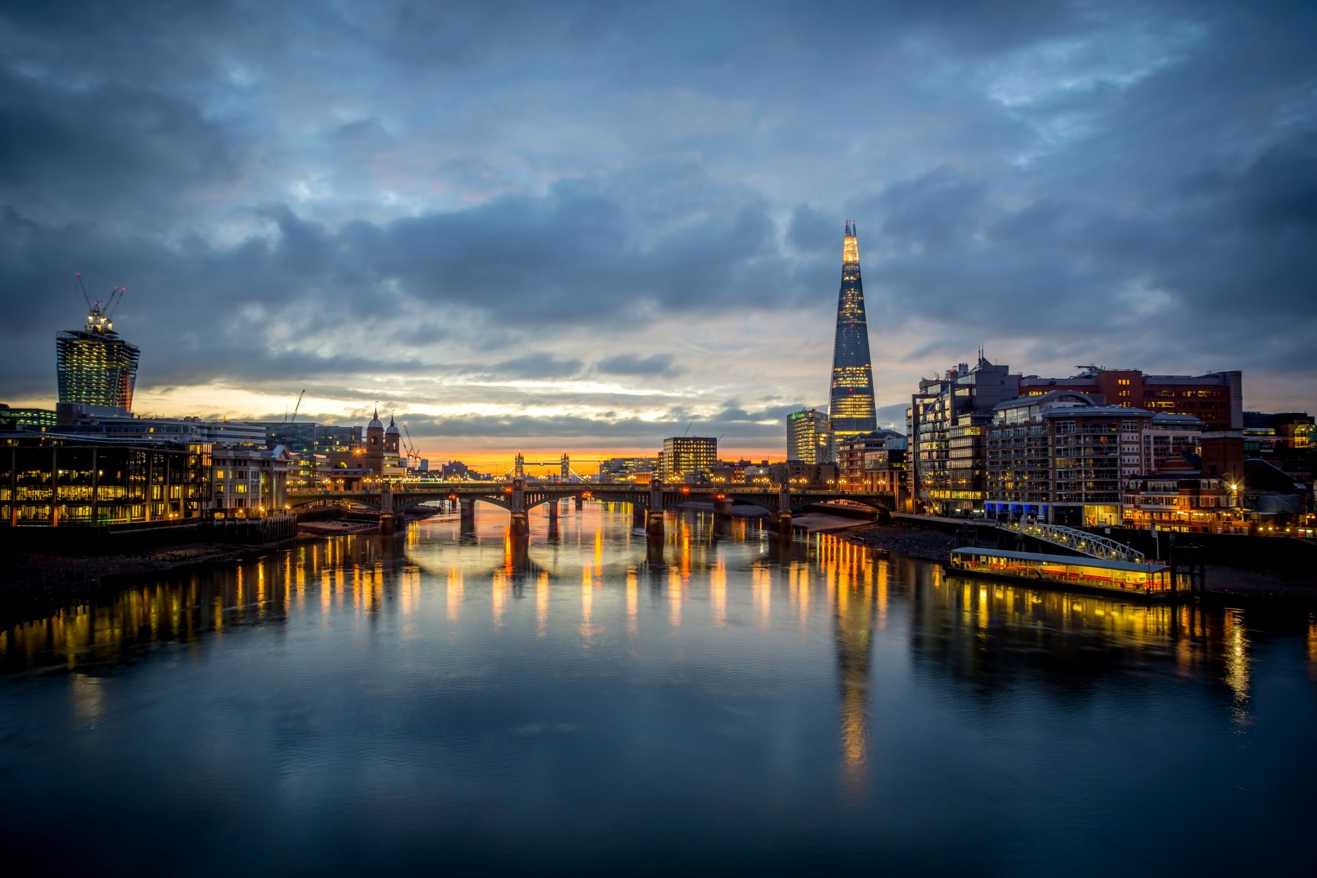 londyn anglia wielka brytania southwark bridge odłamek miasto most rzeka tamiza woda odbicie światło wieczór niebo chmury budynki drapacze chmur światła