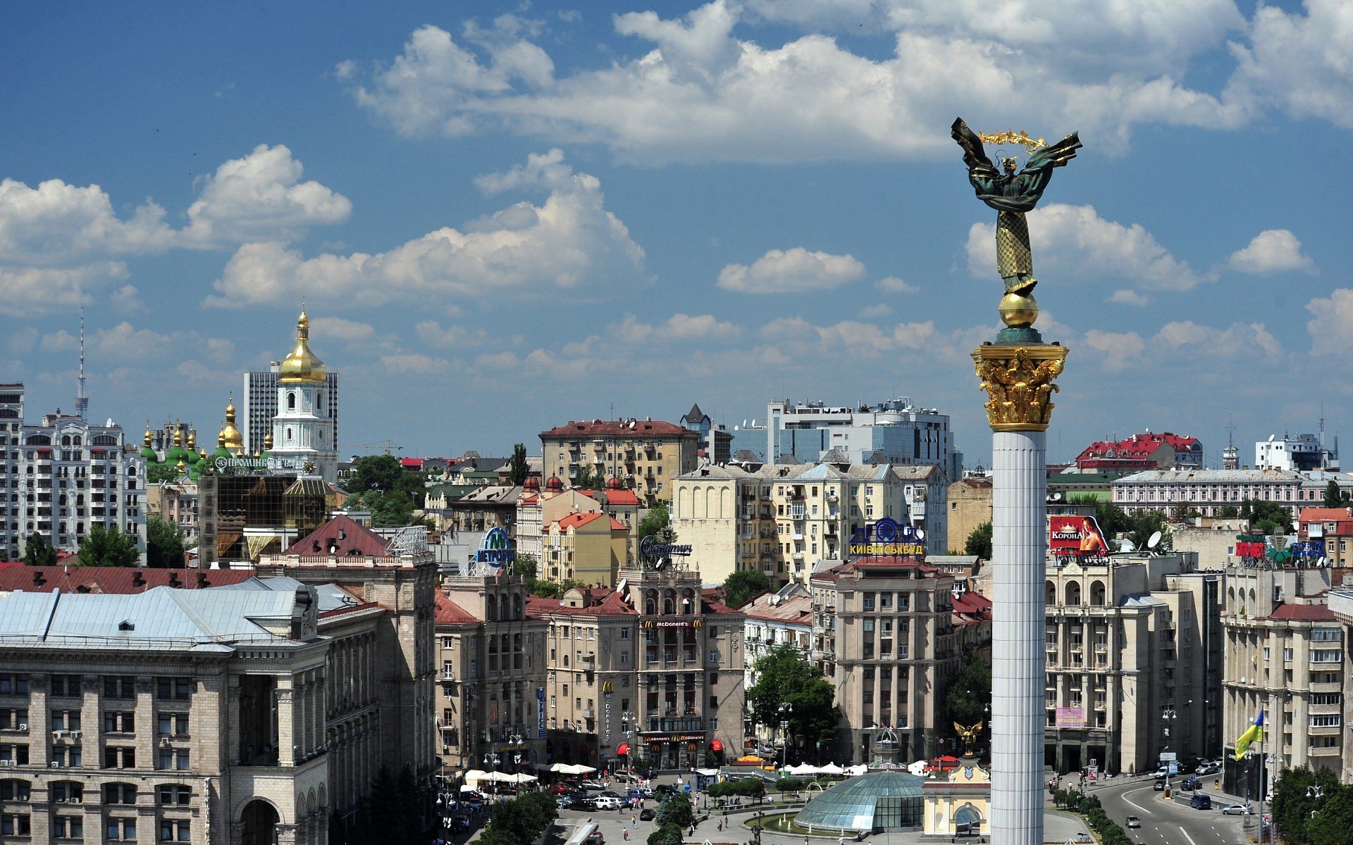 ukraine capitale kiev maidan place bâtiments colonne statue ciel nuages