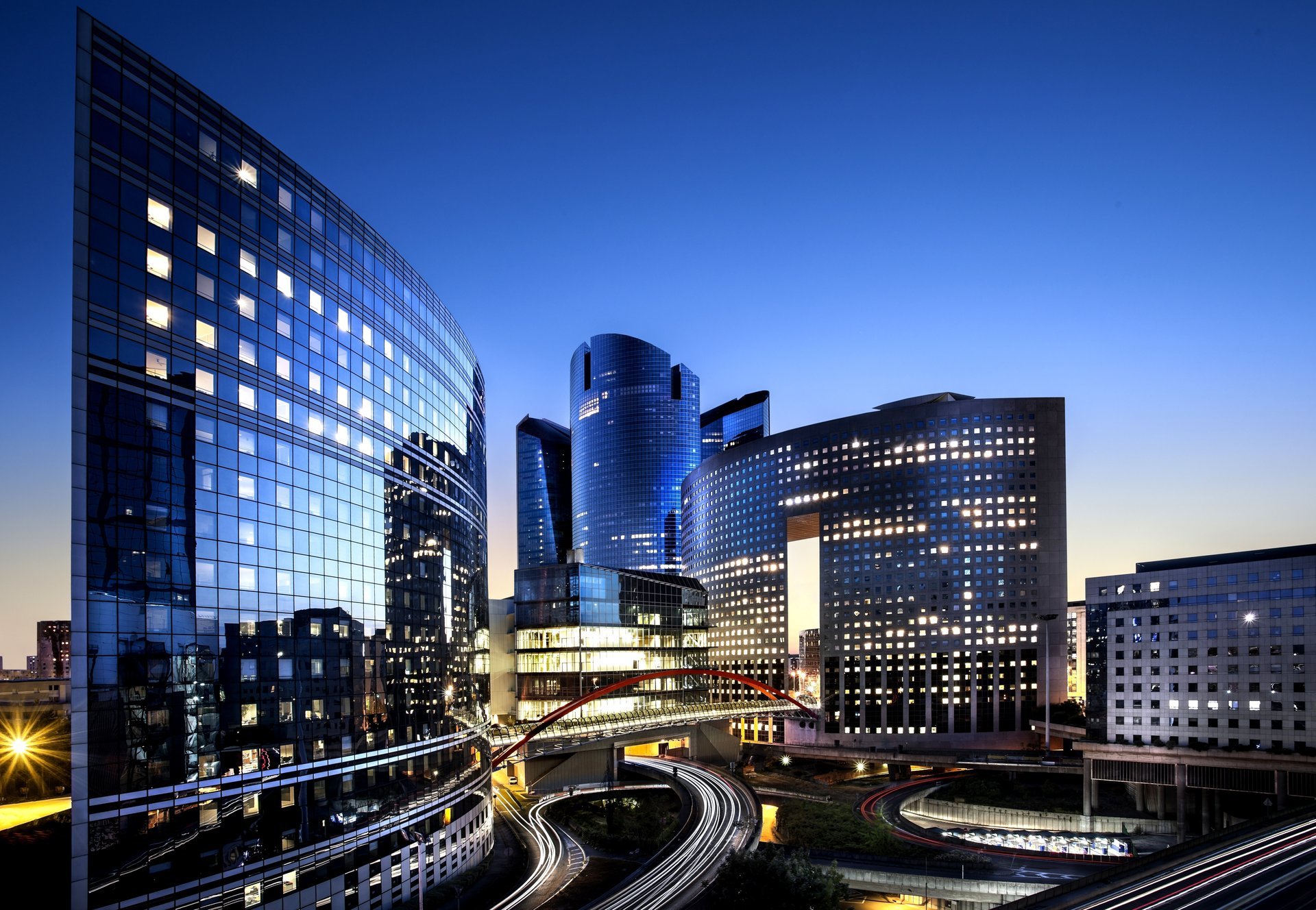 francja paryż la défense défense miasto noc zmierzch budynki wieże drapacze chmur architektura