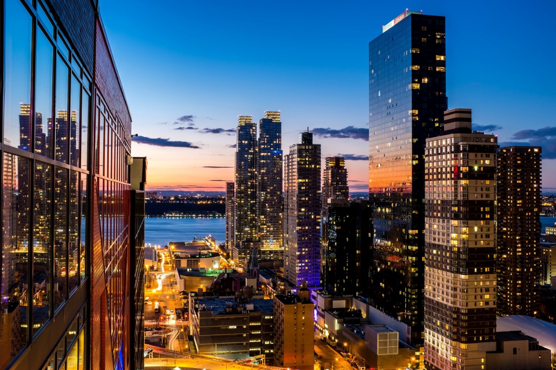 new york usa città sera cielo nuvole tramonto grattacieli luci luce finestre edifici