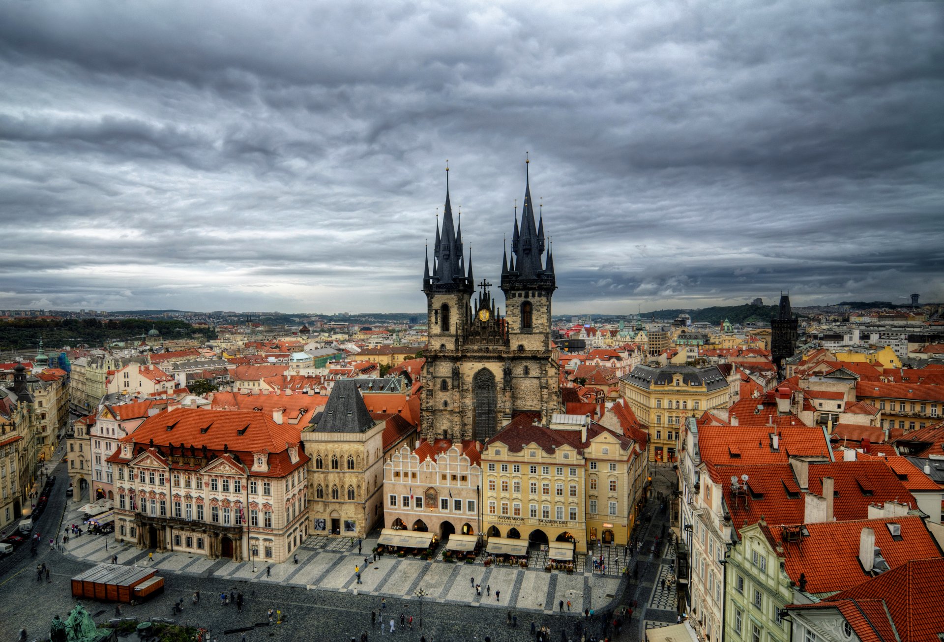 česká republika tschechische republik tschechisch tschechische republik prag stadt staré město alter ort staroměstské náměstí altstädter ring týnský chrám tyn-tempel himmel wolken bewölkt menschen häuser gebäude architektur