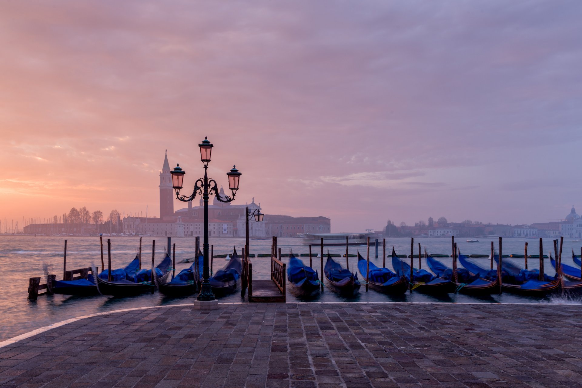 venise san giorgio maggiore italie ville île matin aube quai gondoles bateaux mer