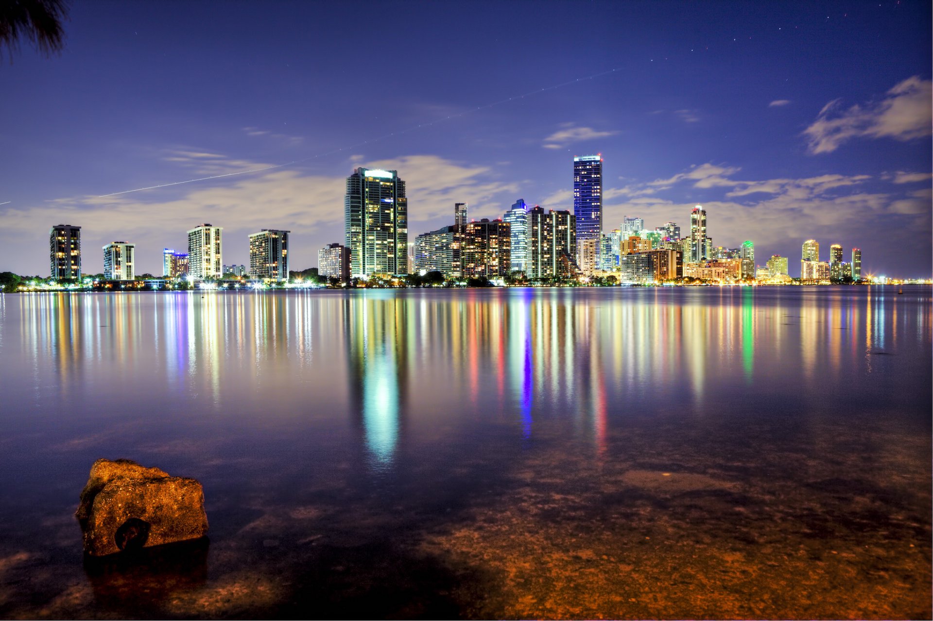 miami floryda usa ocean drapacze chmur budynki wieżowce miasto wieczór