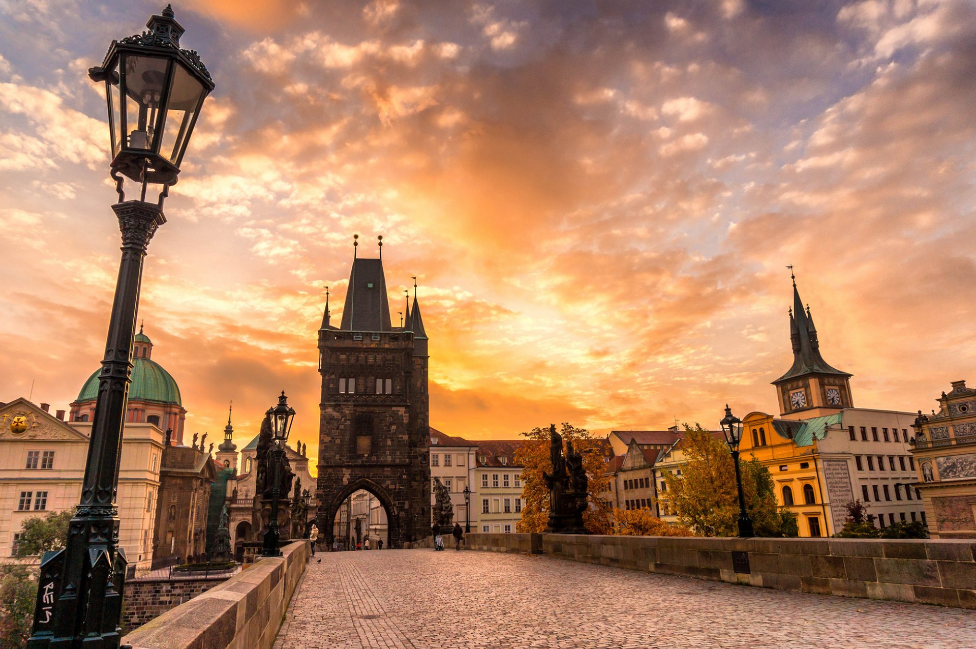 praga república checa česká republika república checa karlův most puente de carlos ciudad otoño arquitectura puente adoquines esculturas puesta de sol cielo nubes