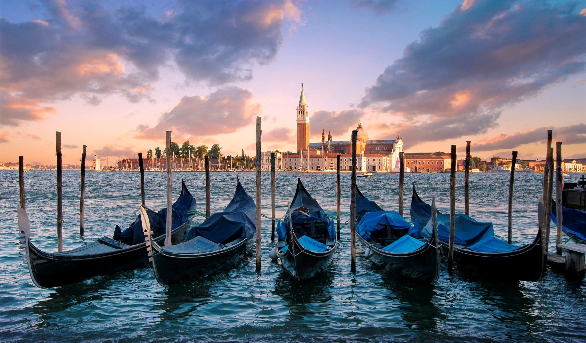 wenecja włochy miasto san giorgio maggiore wyspa poranek gondole morze woda niebo chmury