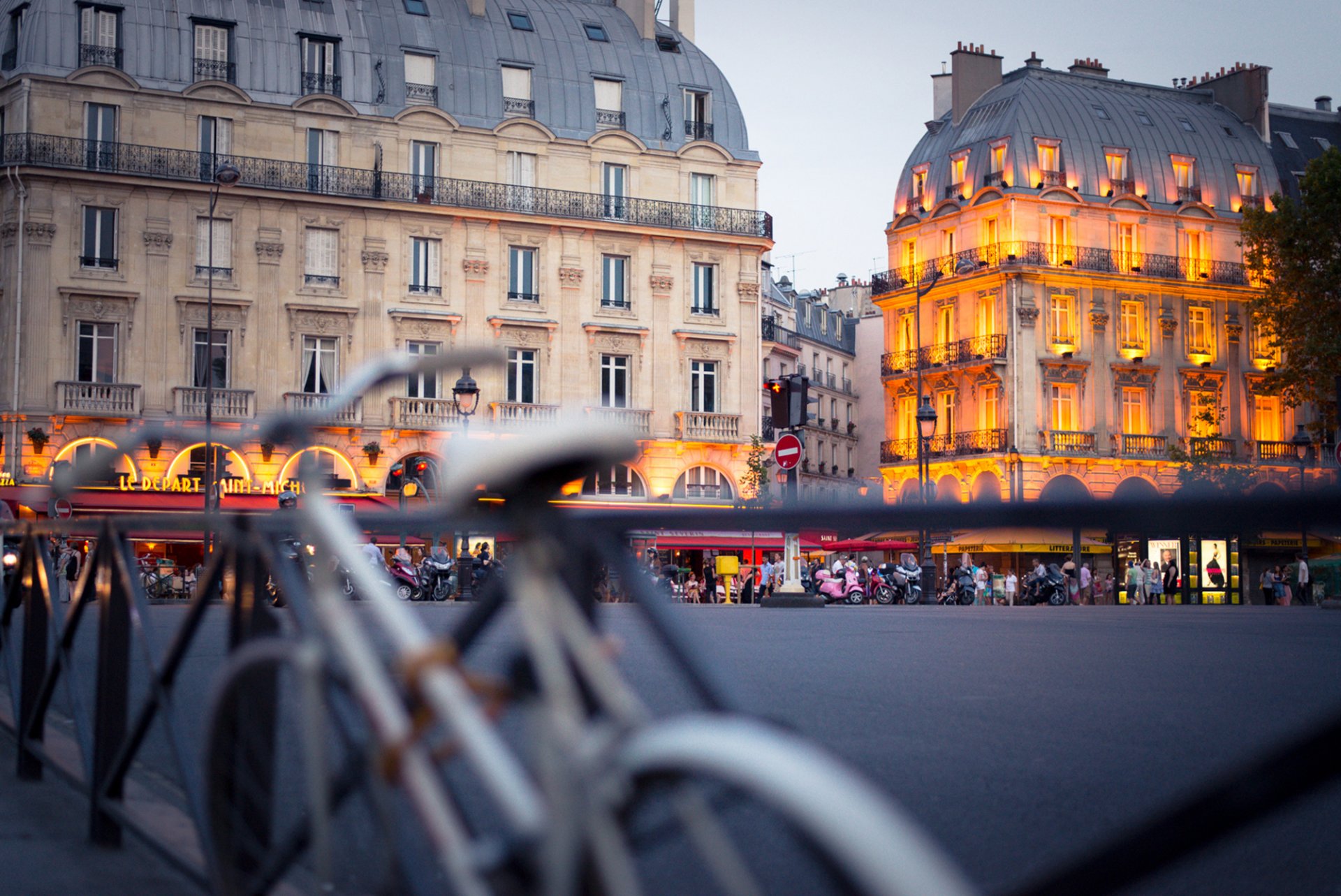 frankreich paris stadt gebäude häuser hintergrundbeleuchtung architektur platz zaun fahrräder abend