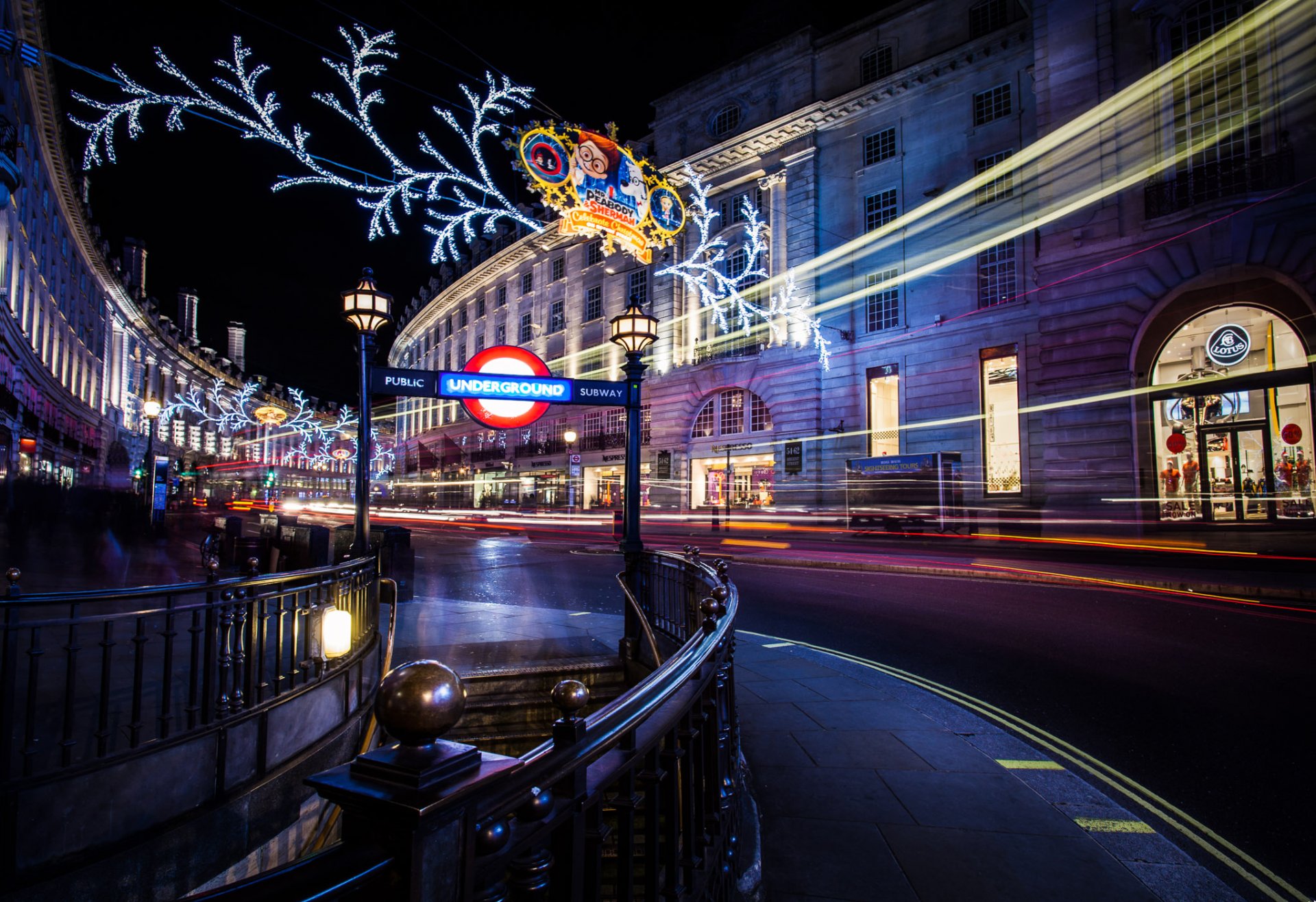 londyn anglia wielka brytania regent street miasto noc ulica droga zima wakacje ekspozycja girlandy światła domy budynki sklepy światło ludzie metro