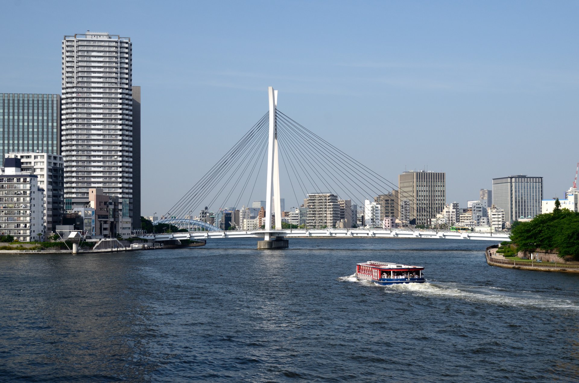 tokio sumida-fluss brücke uferpromenade wanderschiff häuser hauptstadt japans