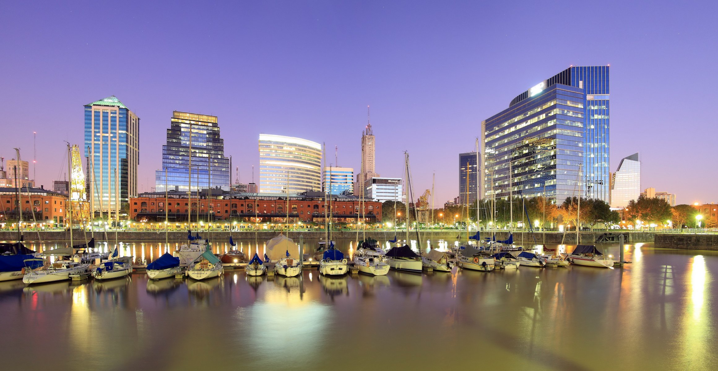 buenos aires argentinien buenos aires abend bucht liegeplatz pier yachten masten wasseroberfläche