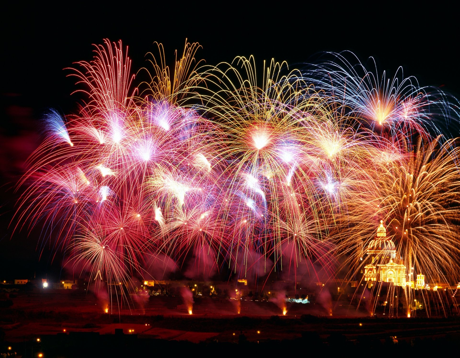 saludo fuegos artificiales fiesta noche ciudad