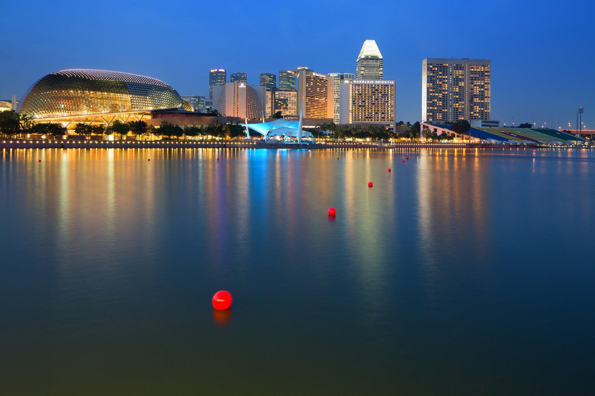 singapur ciudad-estado arquitectura edificios casas luces bahía noche azul cielo