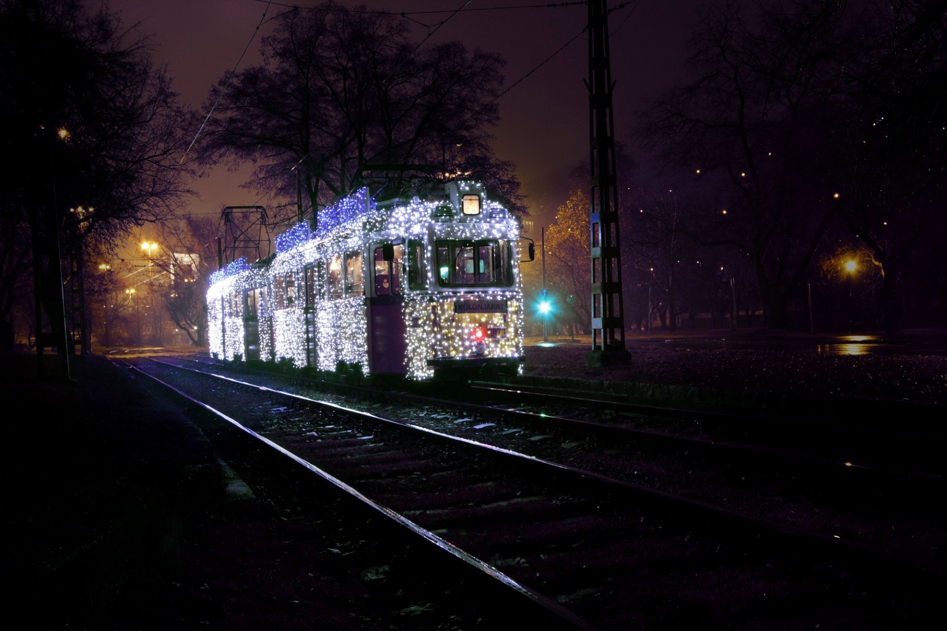 budapest ungheria magyarország inverno città notte tram ghirlande strada rotaie alberi illuminazione lanterne