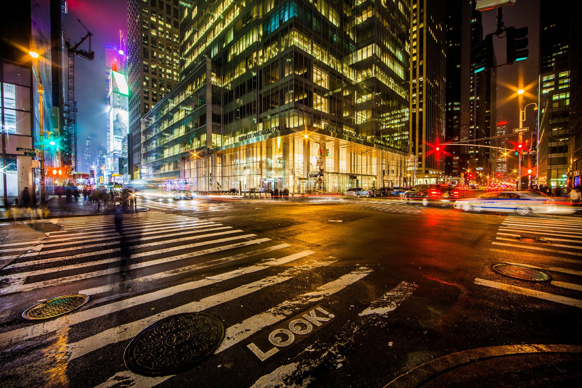 new york manhattan midtown bank of america tower one bryant park usa bryant park 1 midtown città notte strade strada luci esposizione automobili persone pedoni incrocio