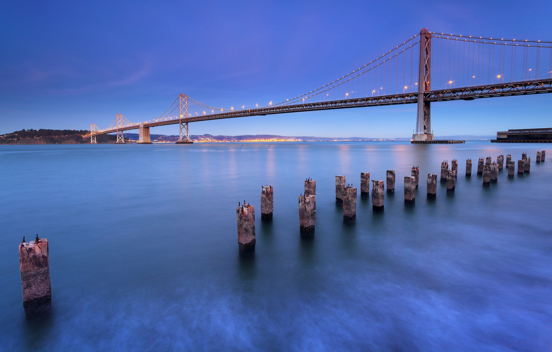 usa kalifornia san francisco miasto bay bridge most latarnie oświetlenie cieśnina brzeg wieczór niebo błękit krajobraz