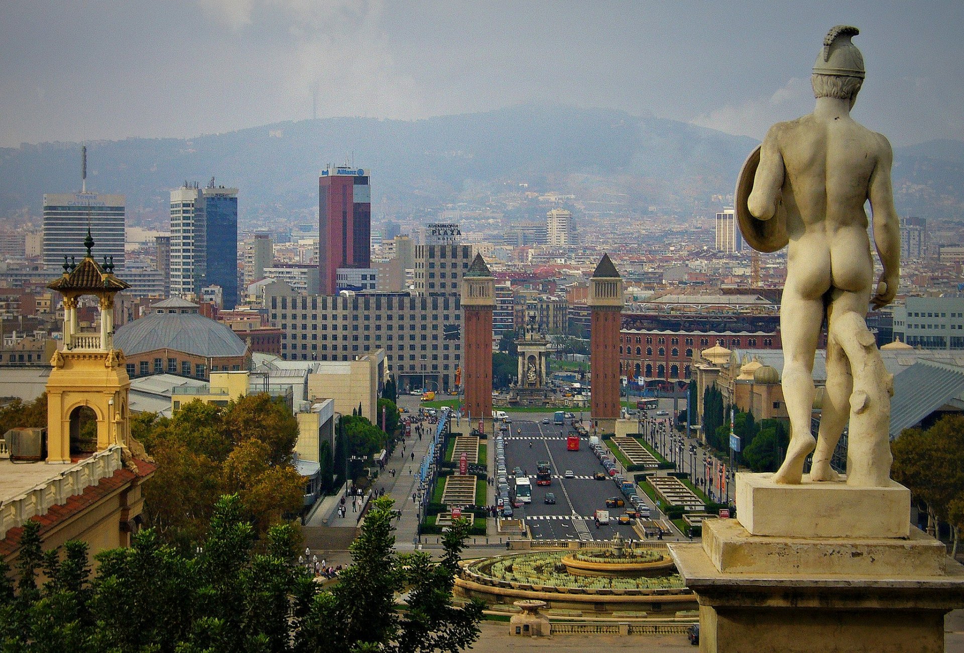 barcelona spanien himmel berge häuser turm statue dunst skulptur