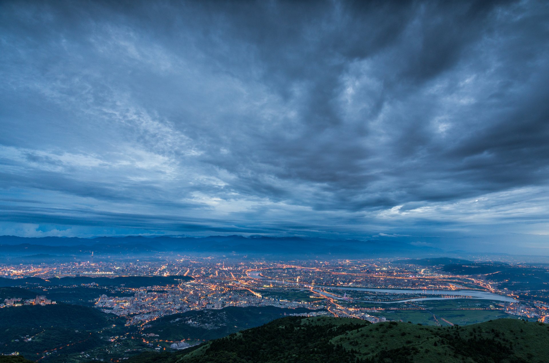 chine république populaire de chine taiwan taipei ville détroit soirée crépuscule turquoise bleu foncé ciel nuages brouillard brume lumières éclairage vue altitude panorama